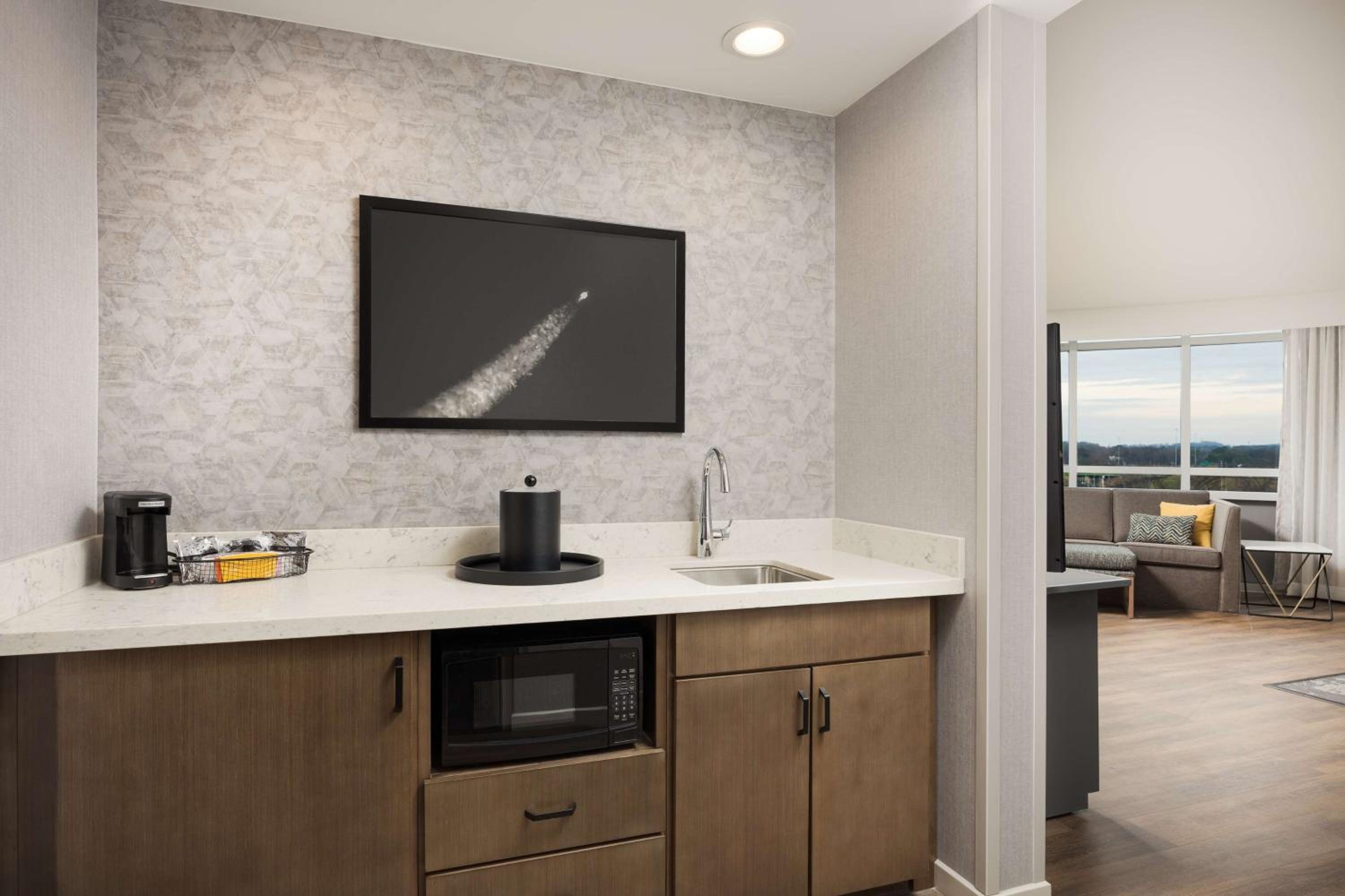 King Suite with Balcony - Photo 4