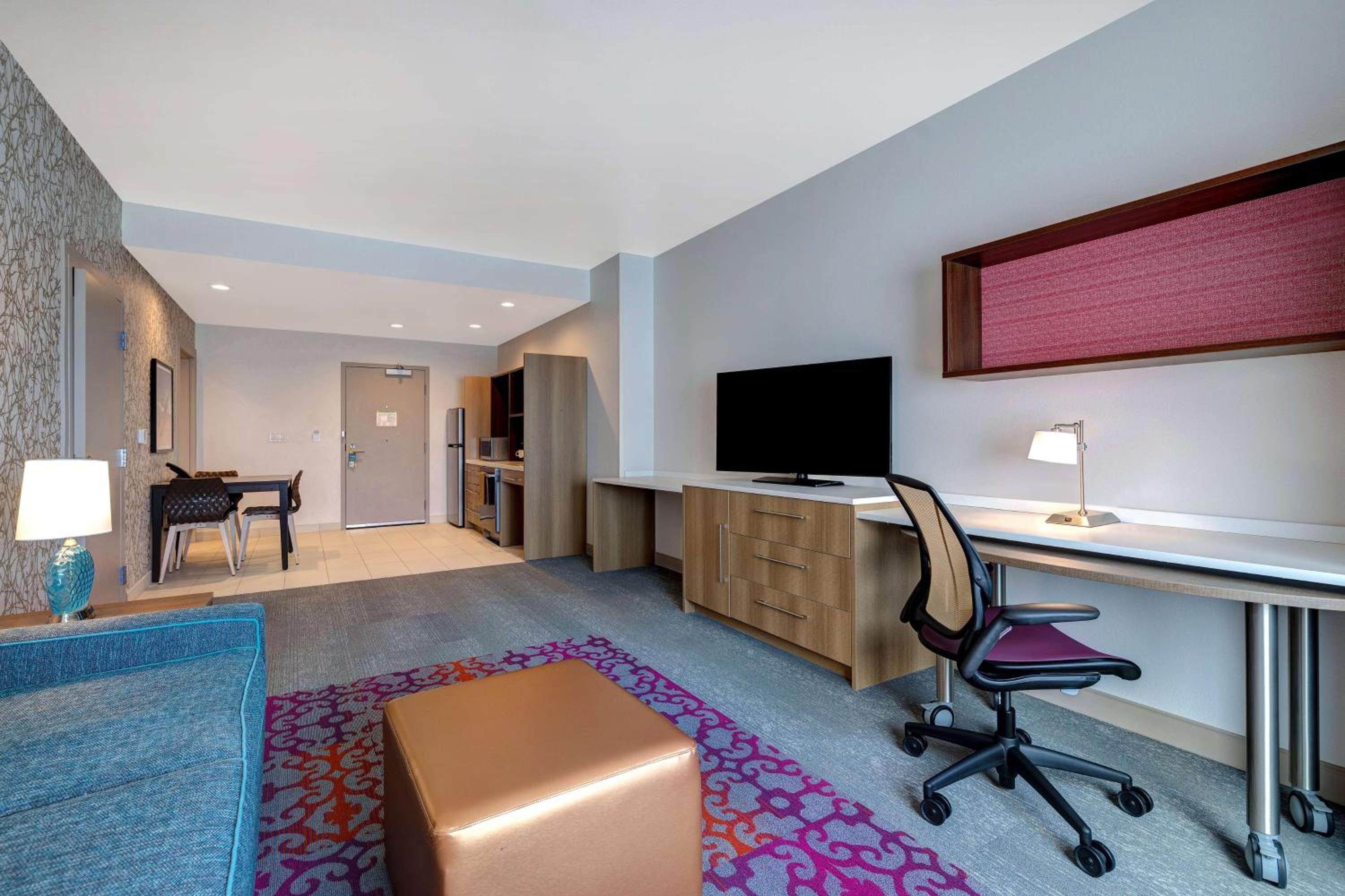 King Suite - Mobility and Hearing Access/Non-Smoking - Photo 1
