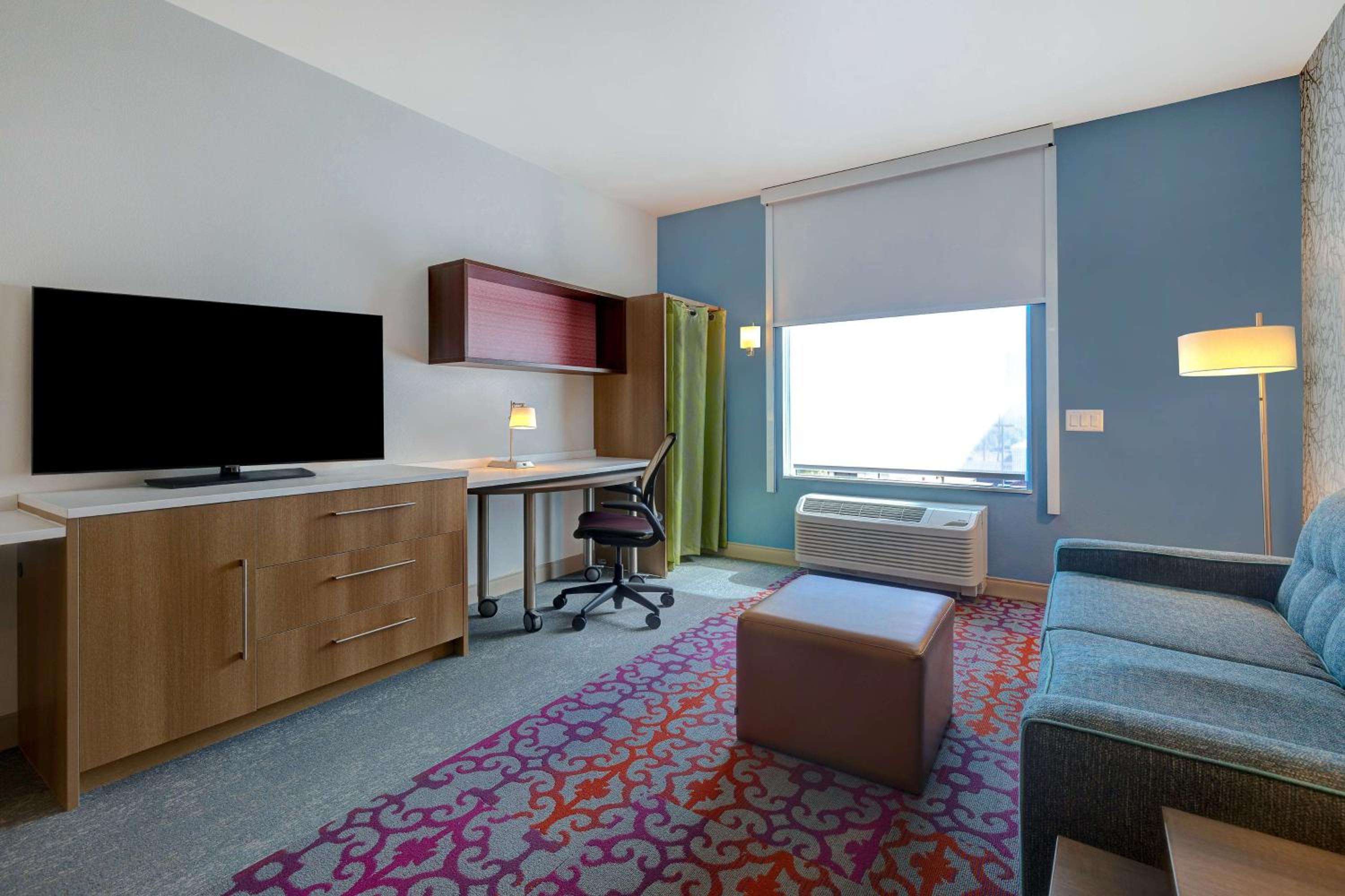 King Suite - Mobility and Hearing Access/Non-Smoking - Photo 4