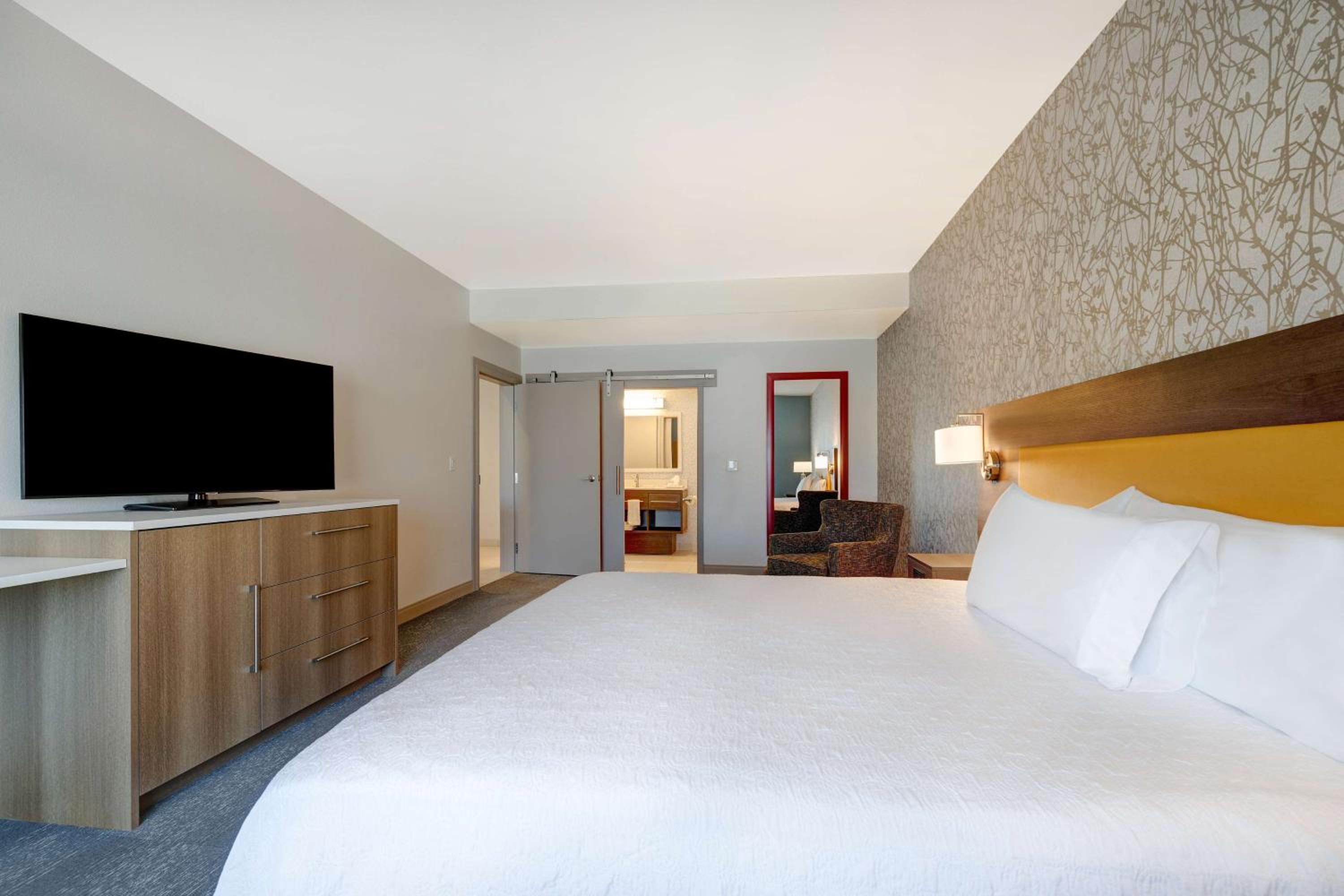 One-Bedroom King Suite - Non-Smoking - Photo 5