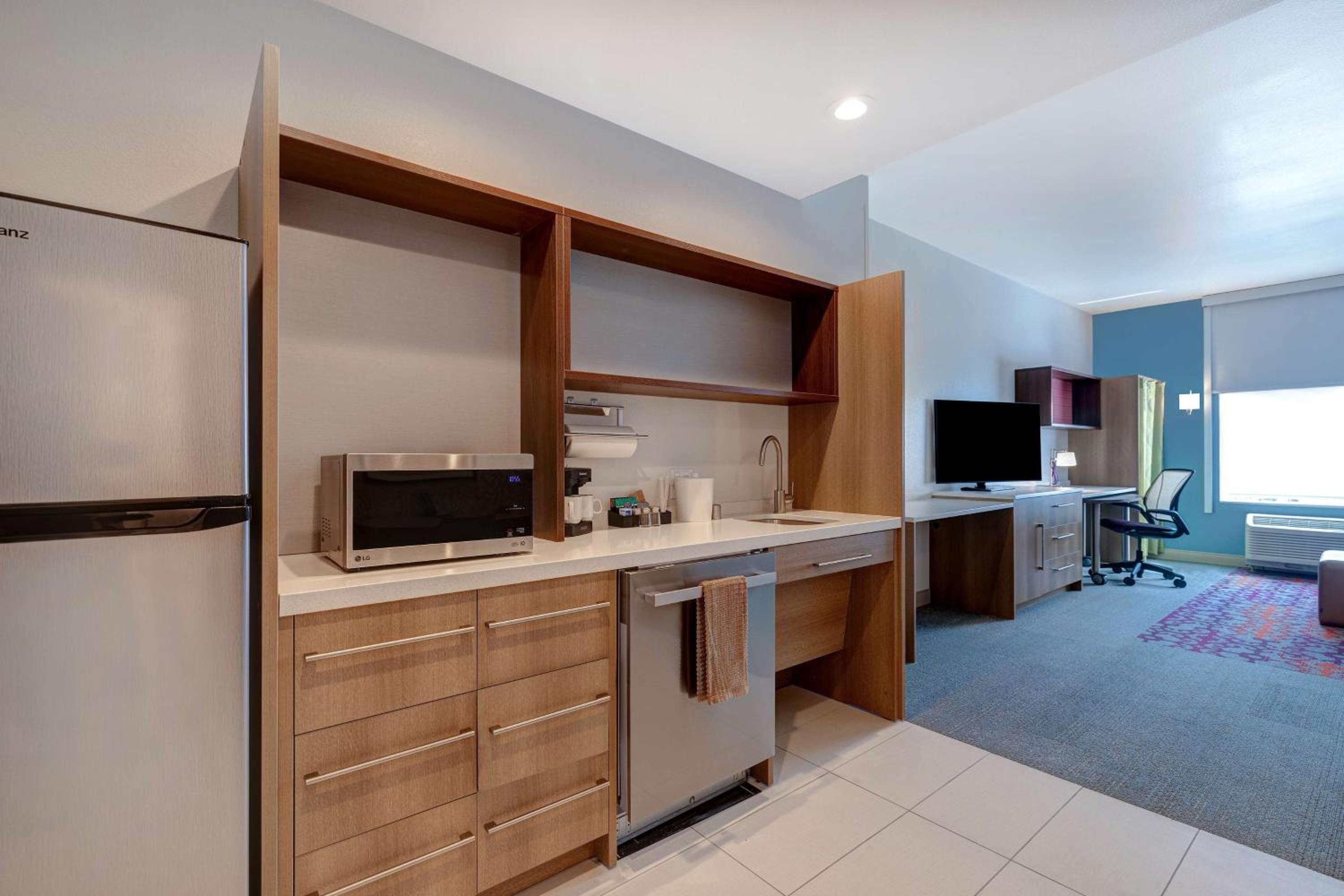 King Suite - Mobility and Hearing Access/Non-Smoking - Photo 5
