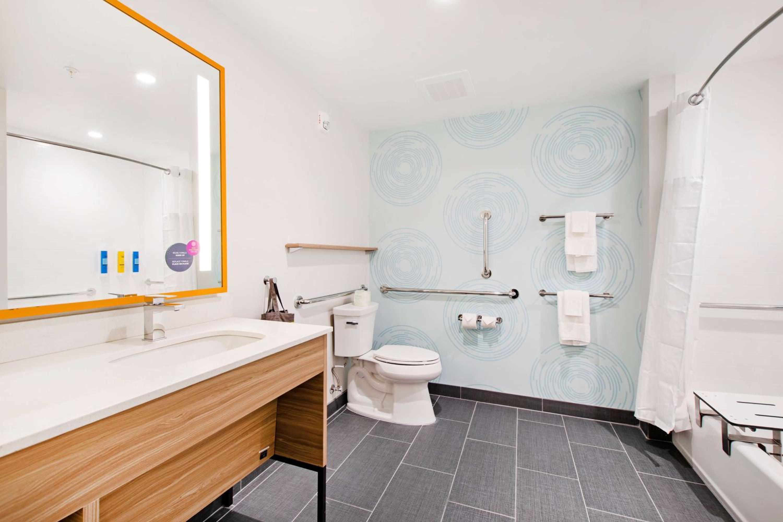 King Room with Bath Tub - Mobility Access - Photo 10