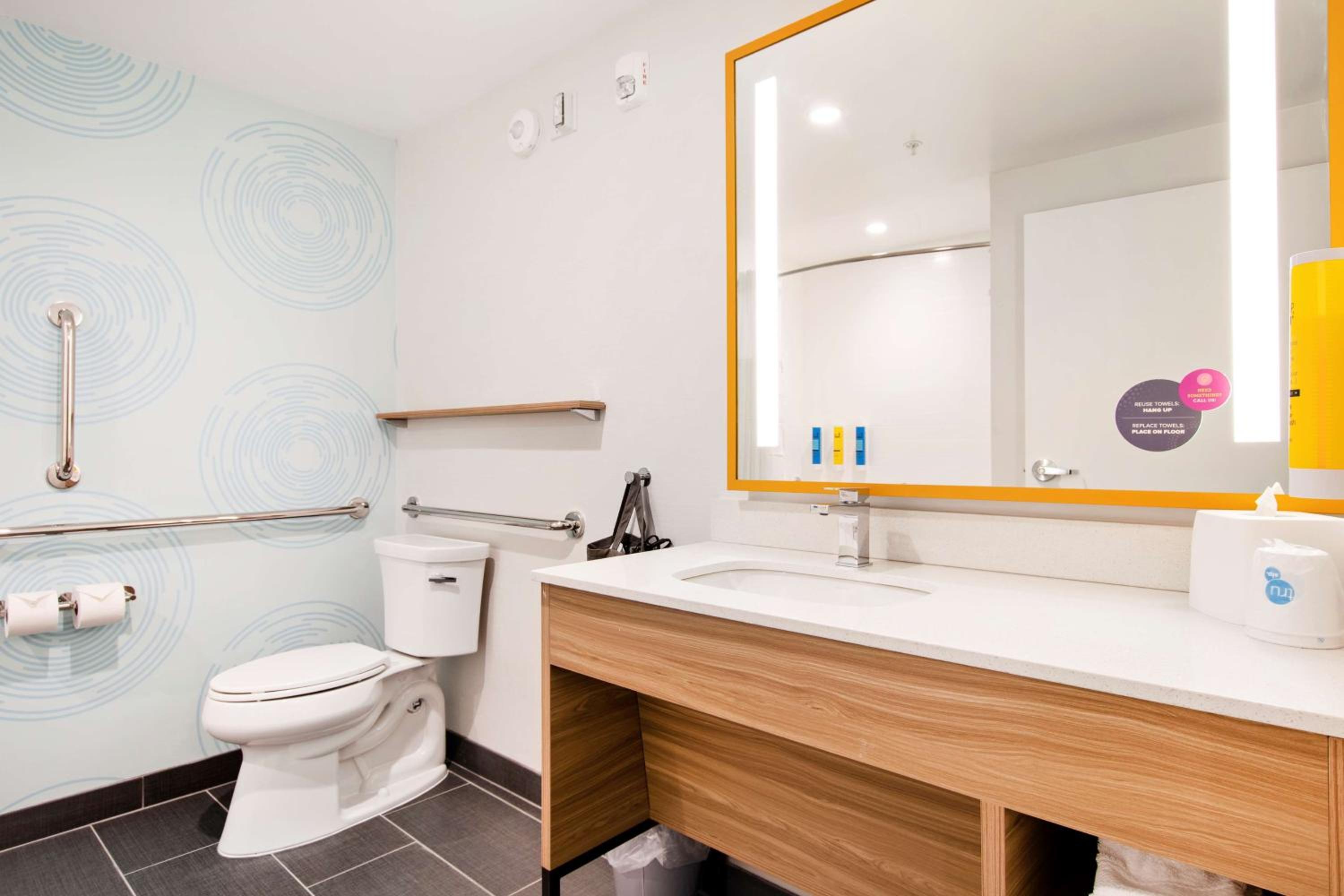 King Room with Bath Tub - Mobility Access - Photo 7