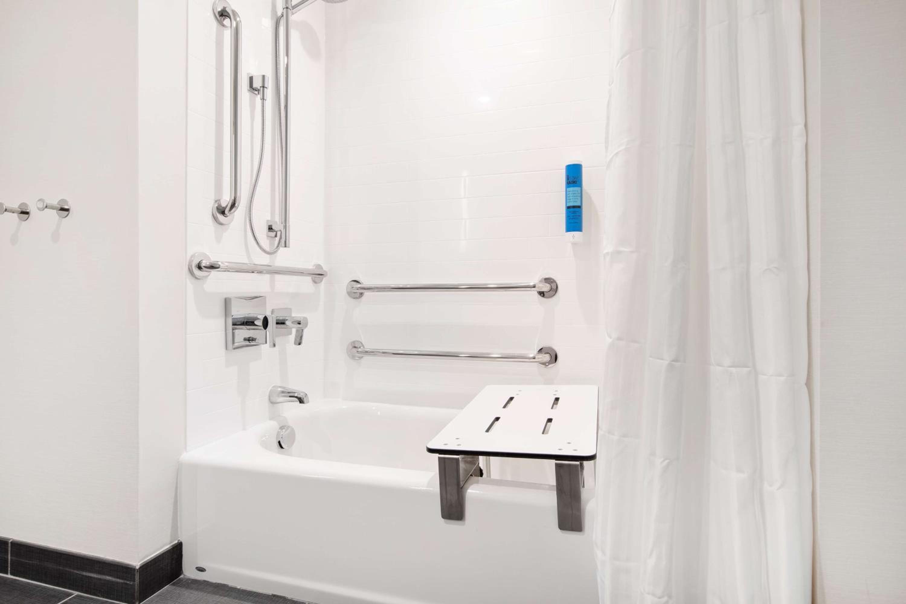 King Room with Bath Tub - Mobility Access - Photo 8