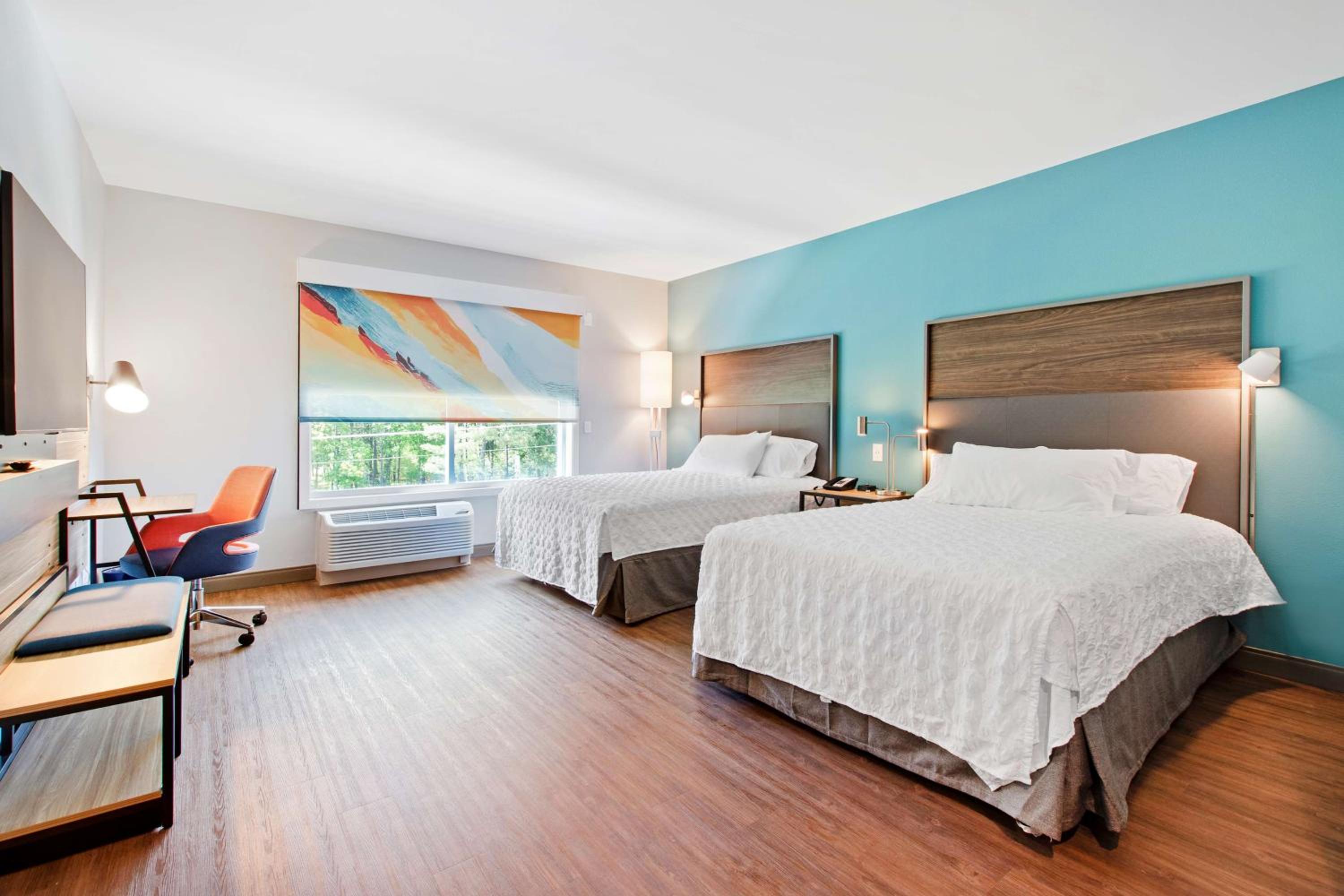 Queen Room with Two Queen Beds - Photo 2