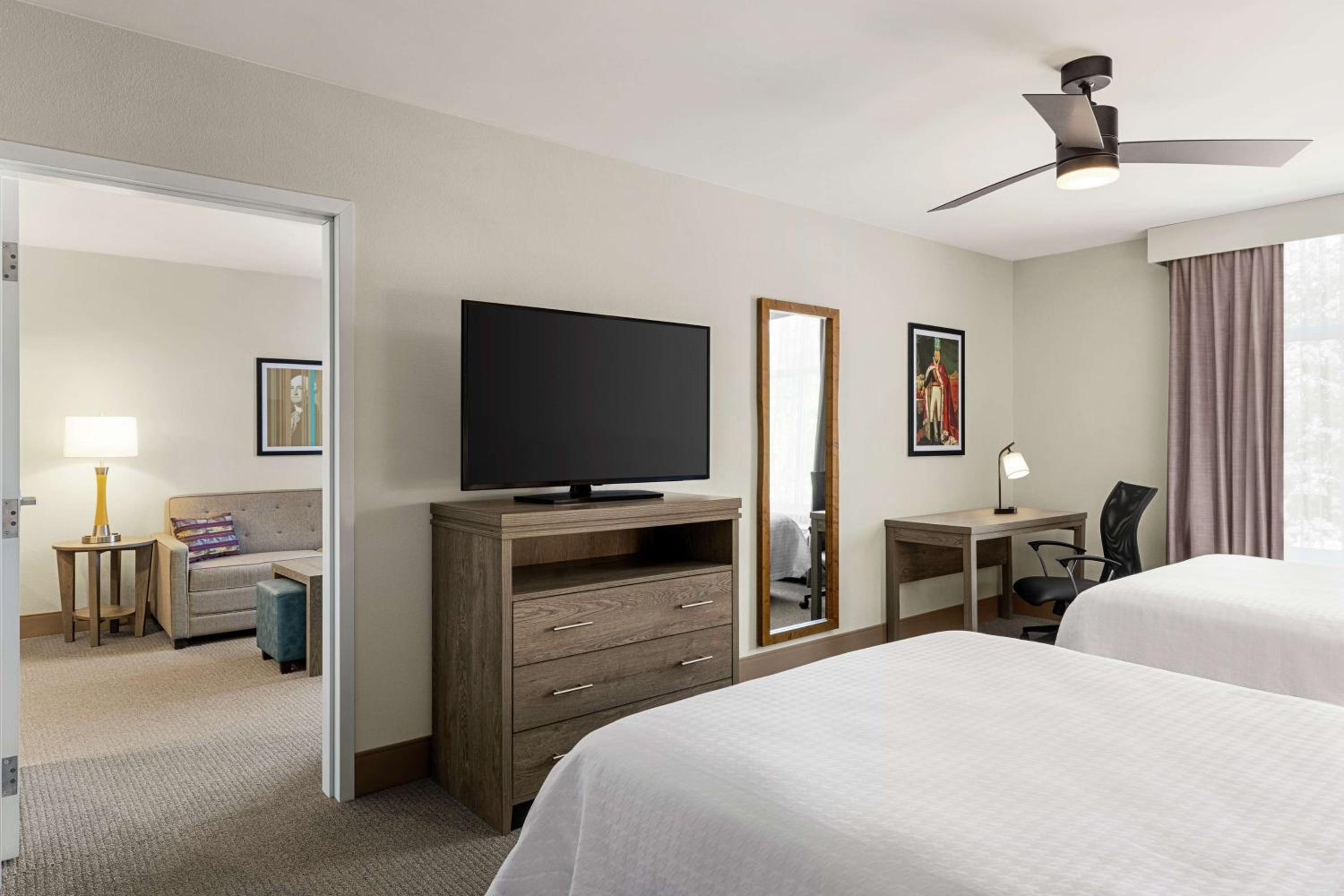 Queen Suite with Two Queen Beds - Mobility and Hearing Access/Non-Smoking - Photo 2