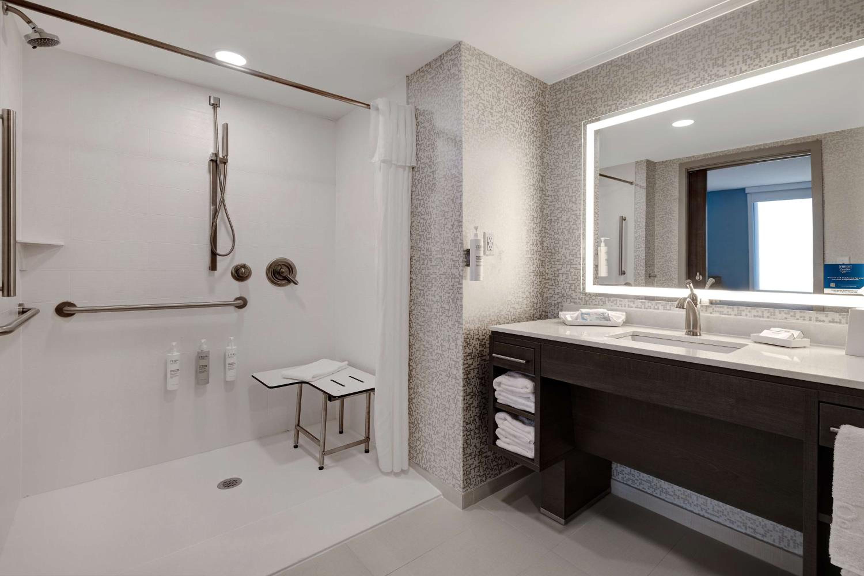 King Suite with Roll-In Shower - Non Smoking - Photo 7
