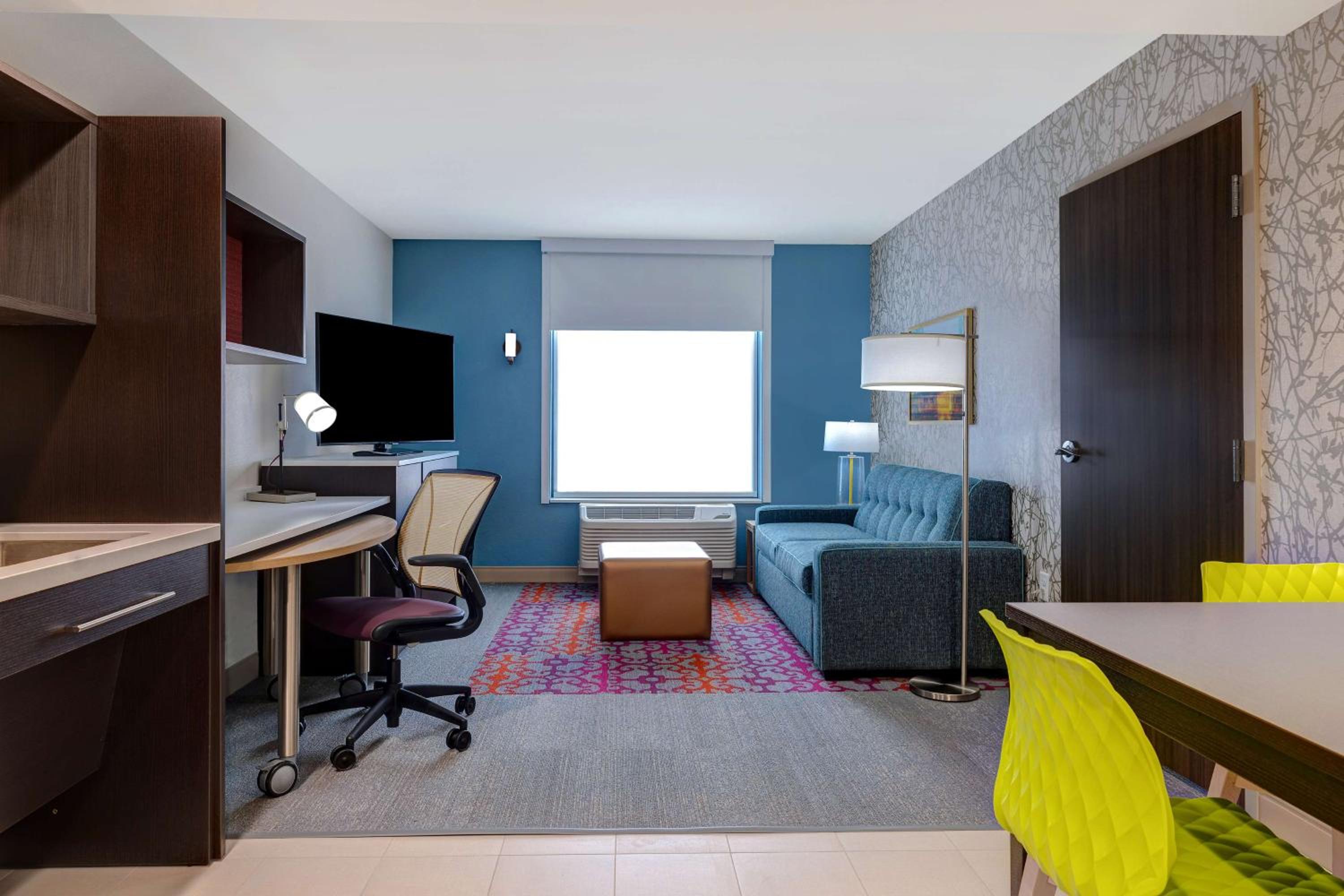 King Suite with Roll-In Shower - Non Smoking - Photo 1