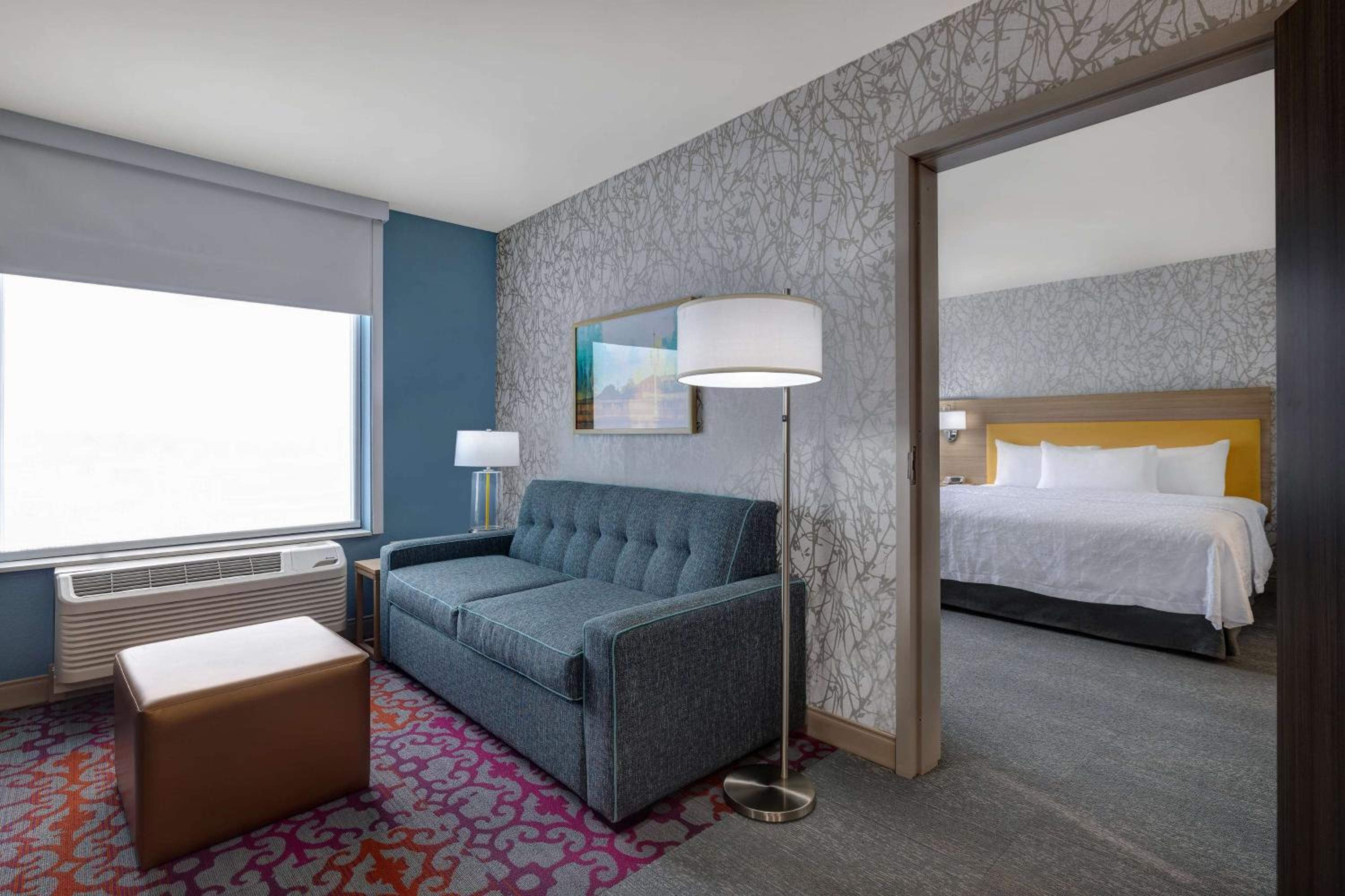 King Suite with Roll-In Shower - Non Smoking - Photo 4