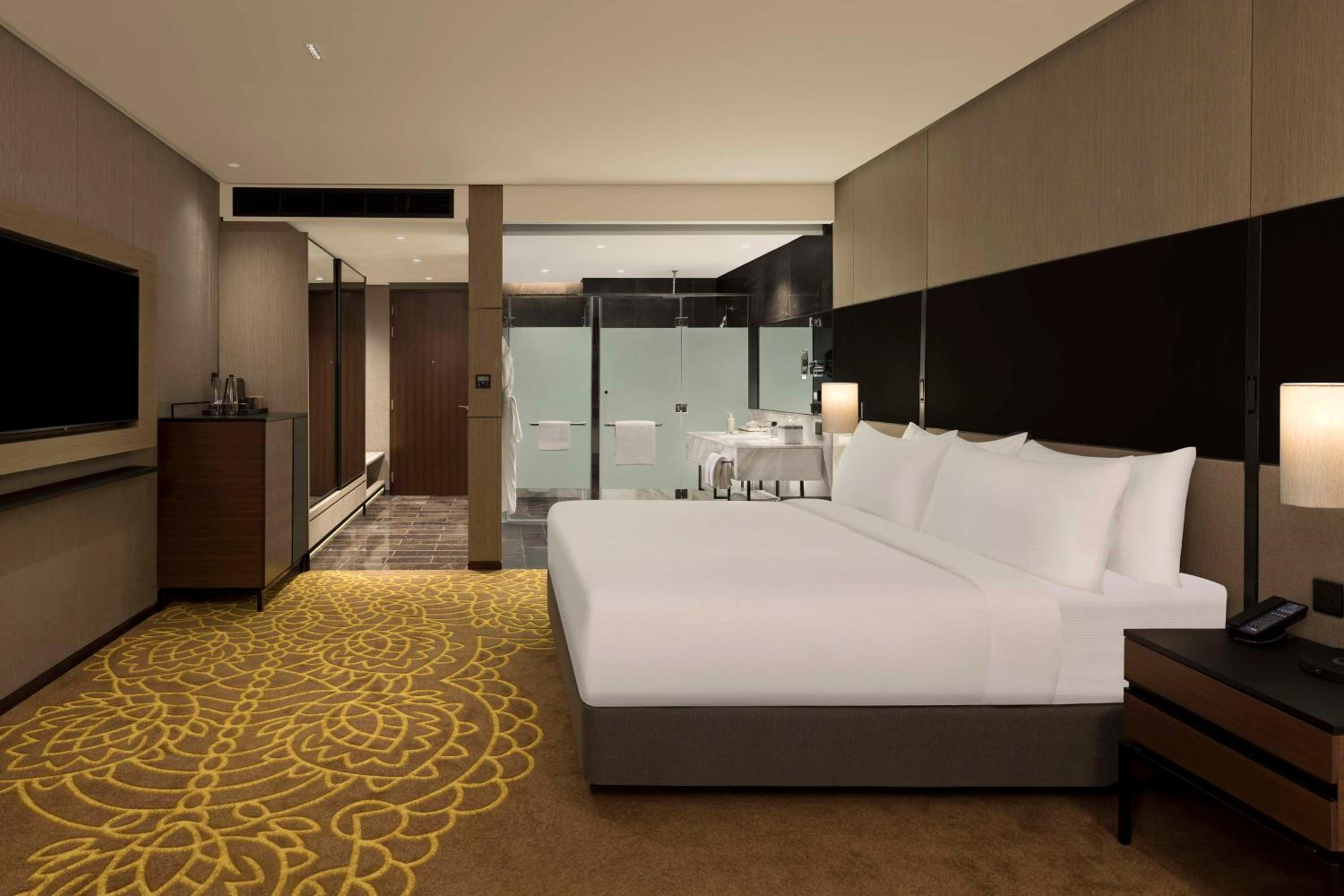 Deluxe King Room - Photo 3