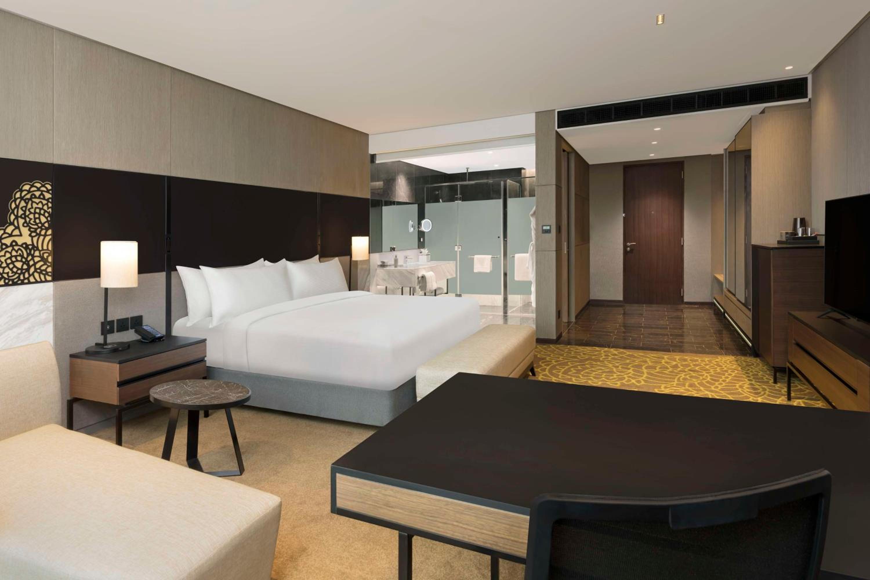 Executive King Room with Lounge - One Way Apart Transfer - Photo 5