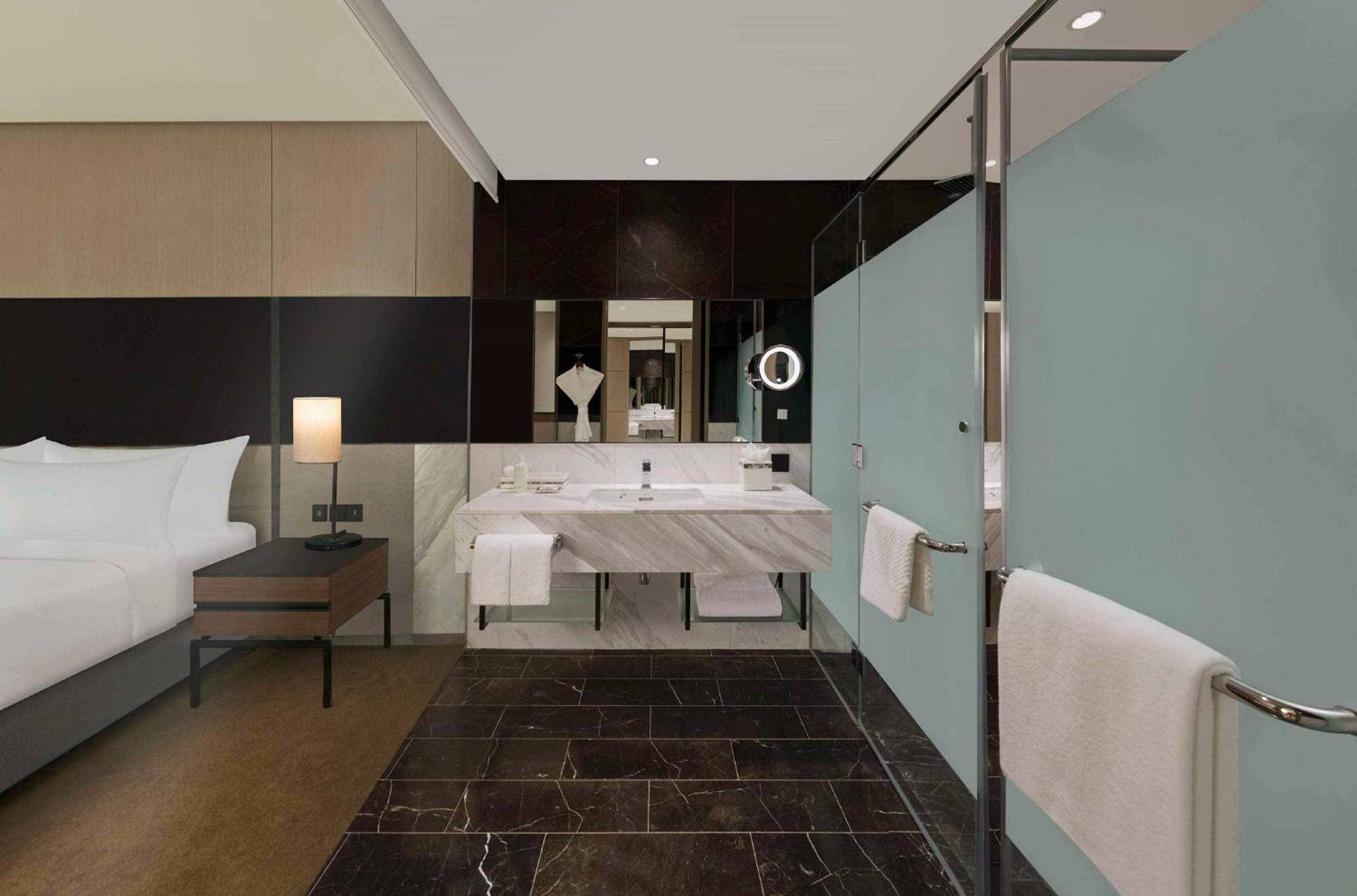 Executive King Room with Lounge - One Way Apart Transfer - Photo 7