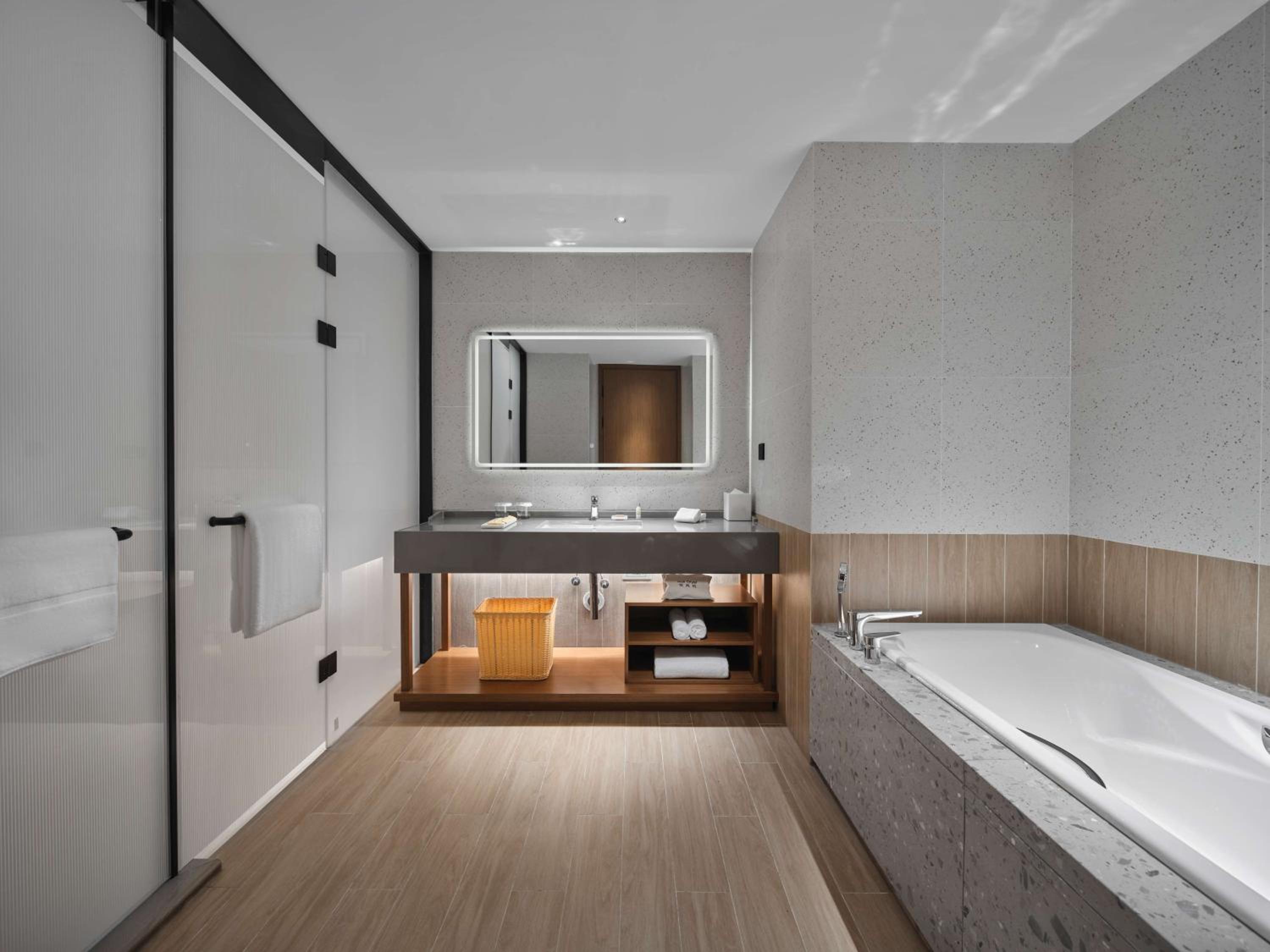 Deluxe King Suite - Photo 4
