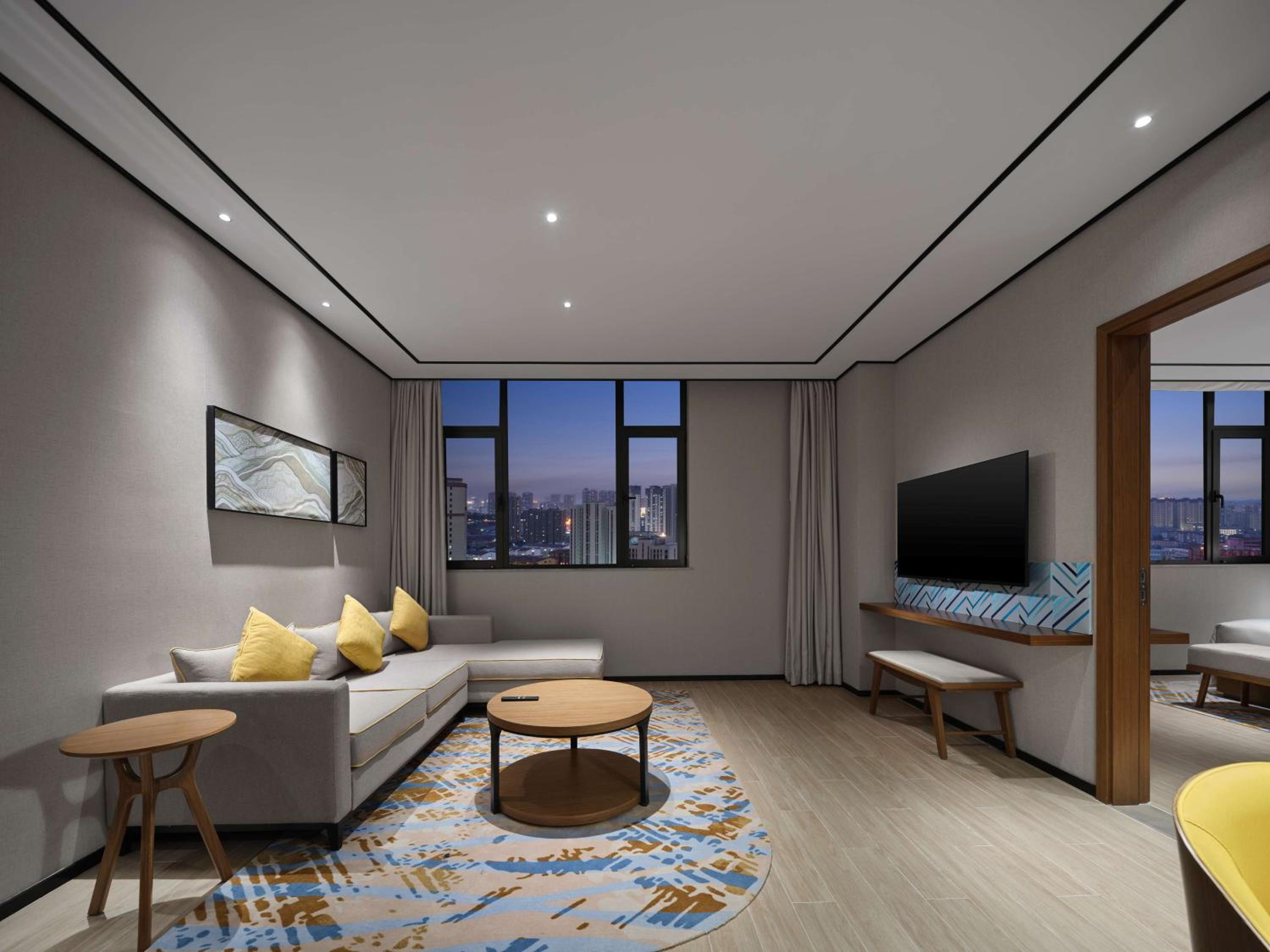 Deluxe King Suite - Photo 2