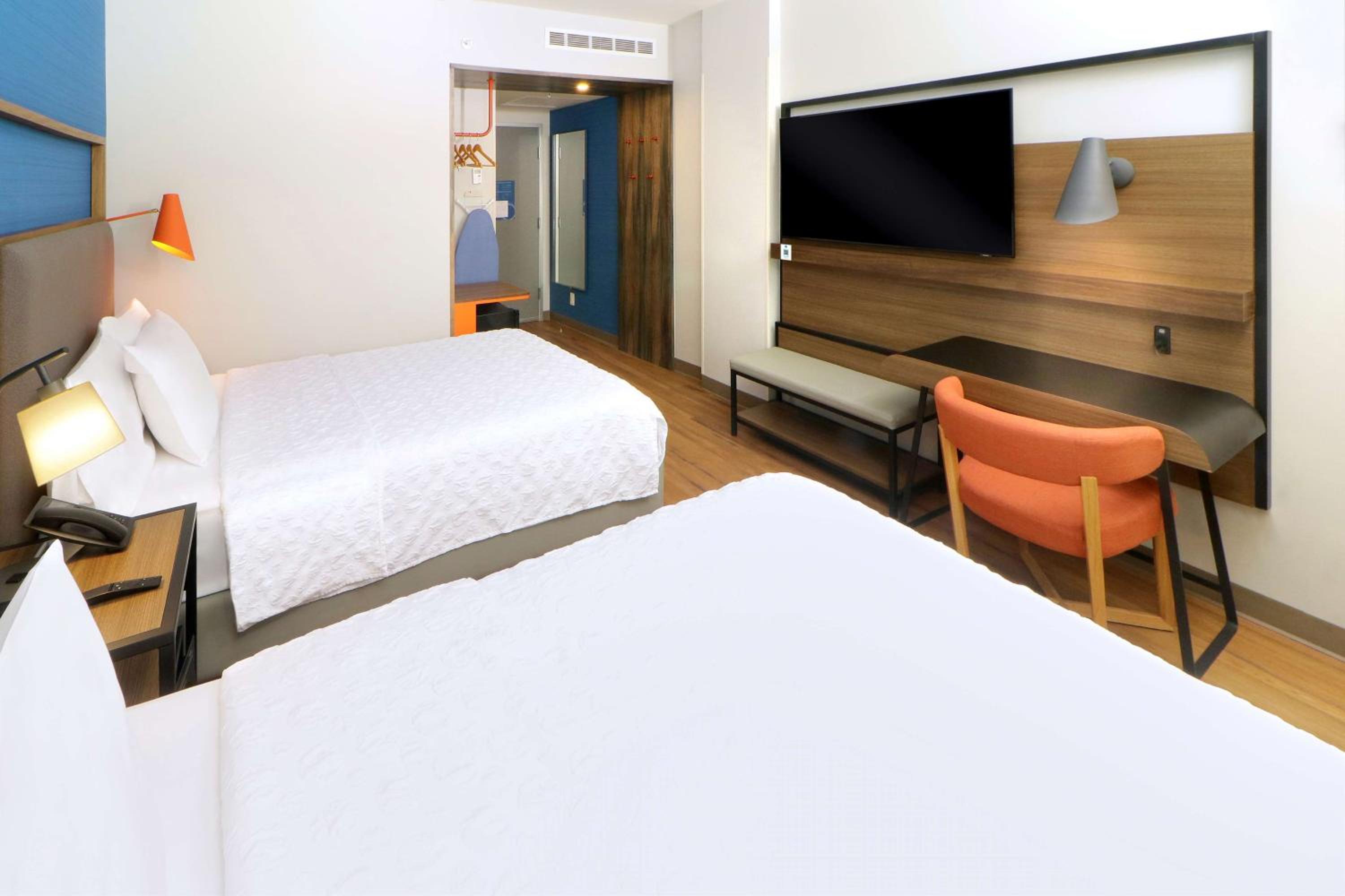 Double Room with Two Double Beds and Walk-In Shower - Photo 7