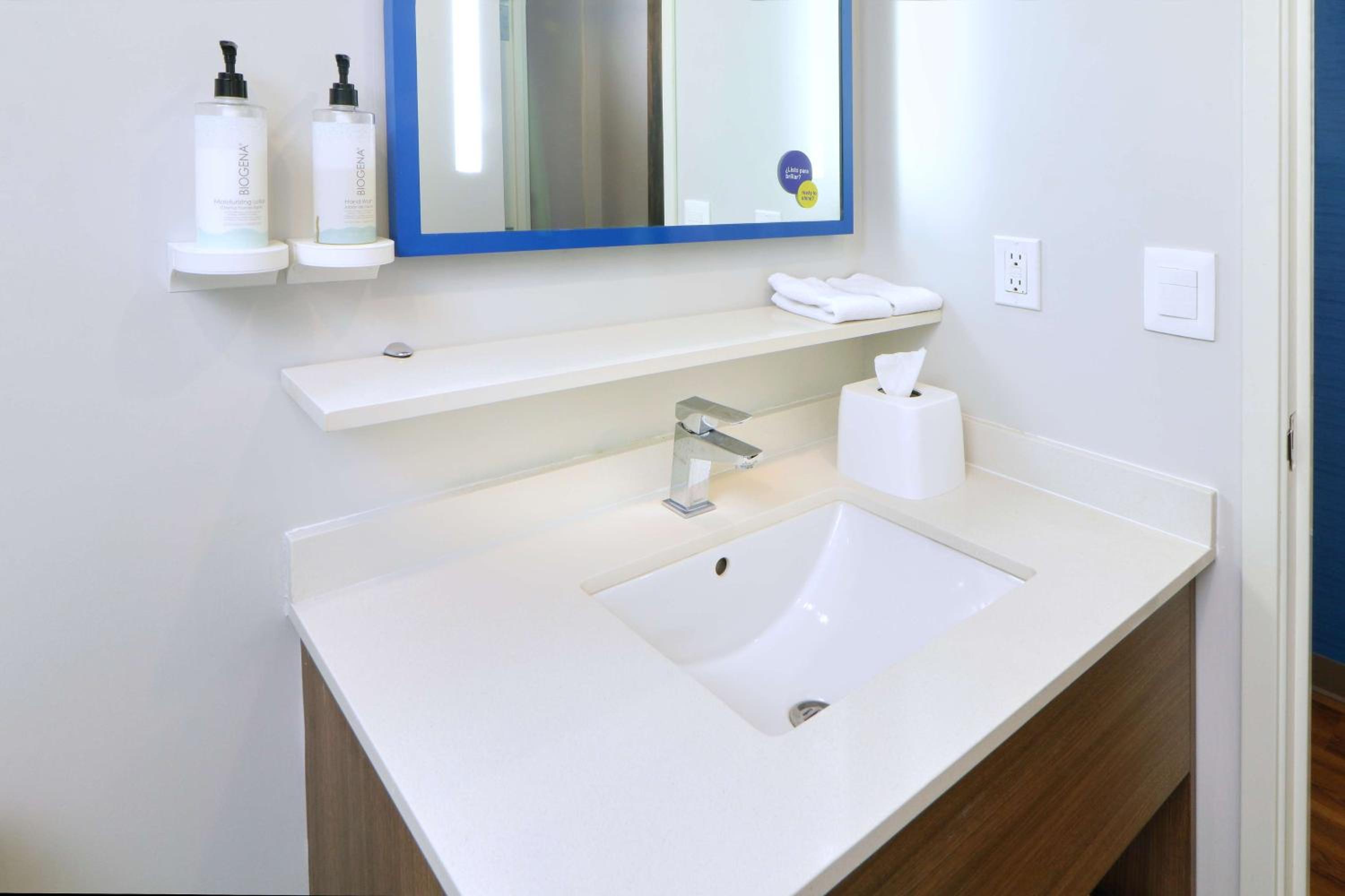 Double Room with Two Double Beds and Walk-In Shower - Photo 4