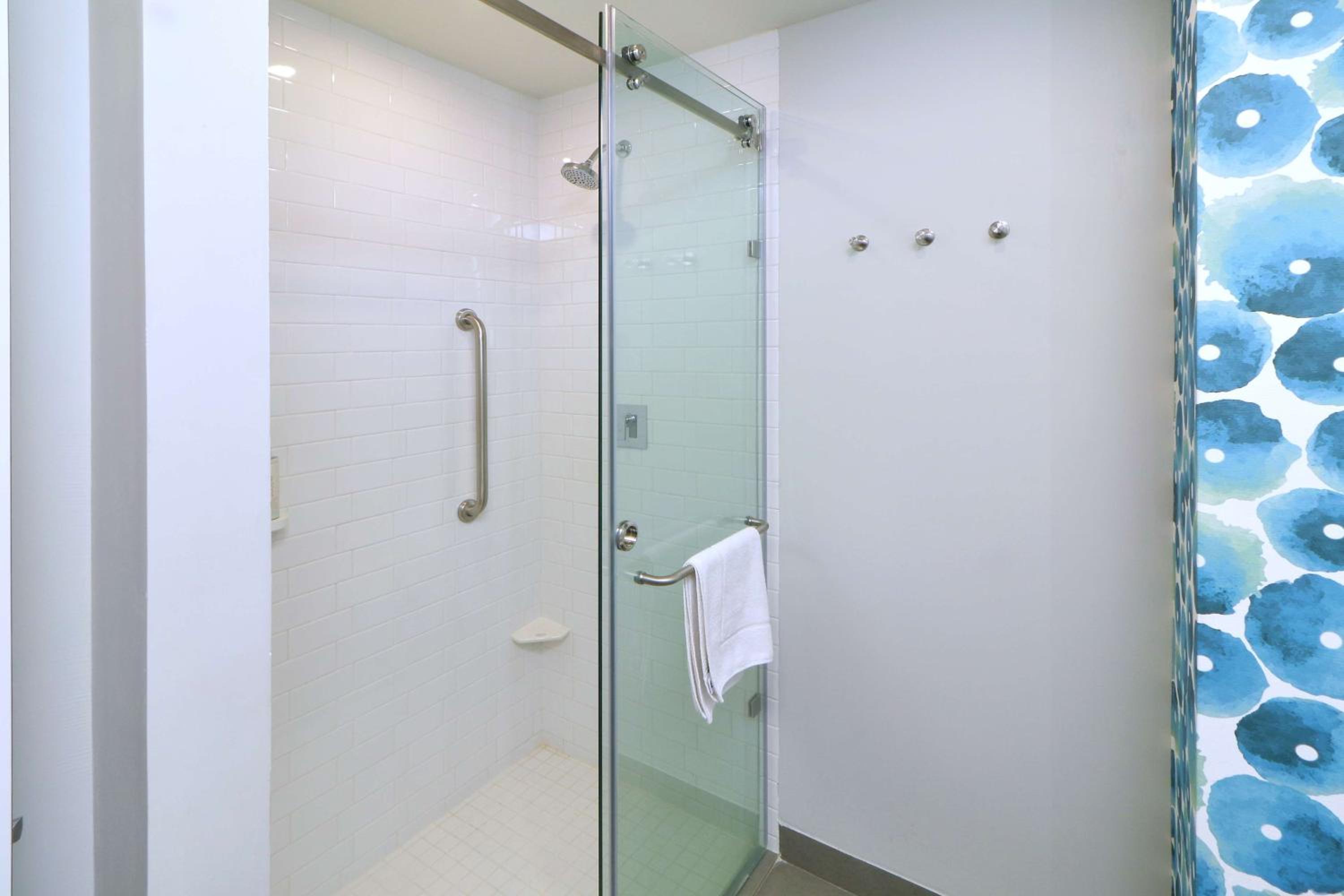 Double Room with Two Double Beds and Walk-In Shower - Photo 5