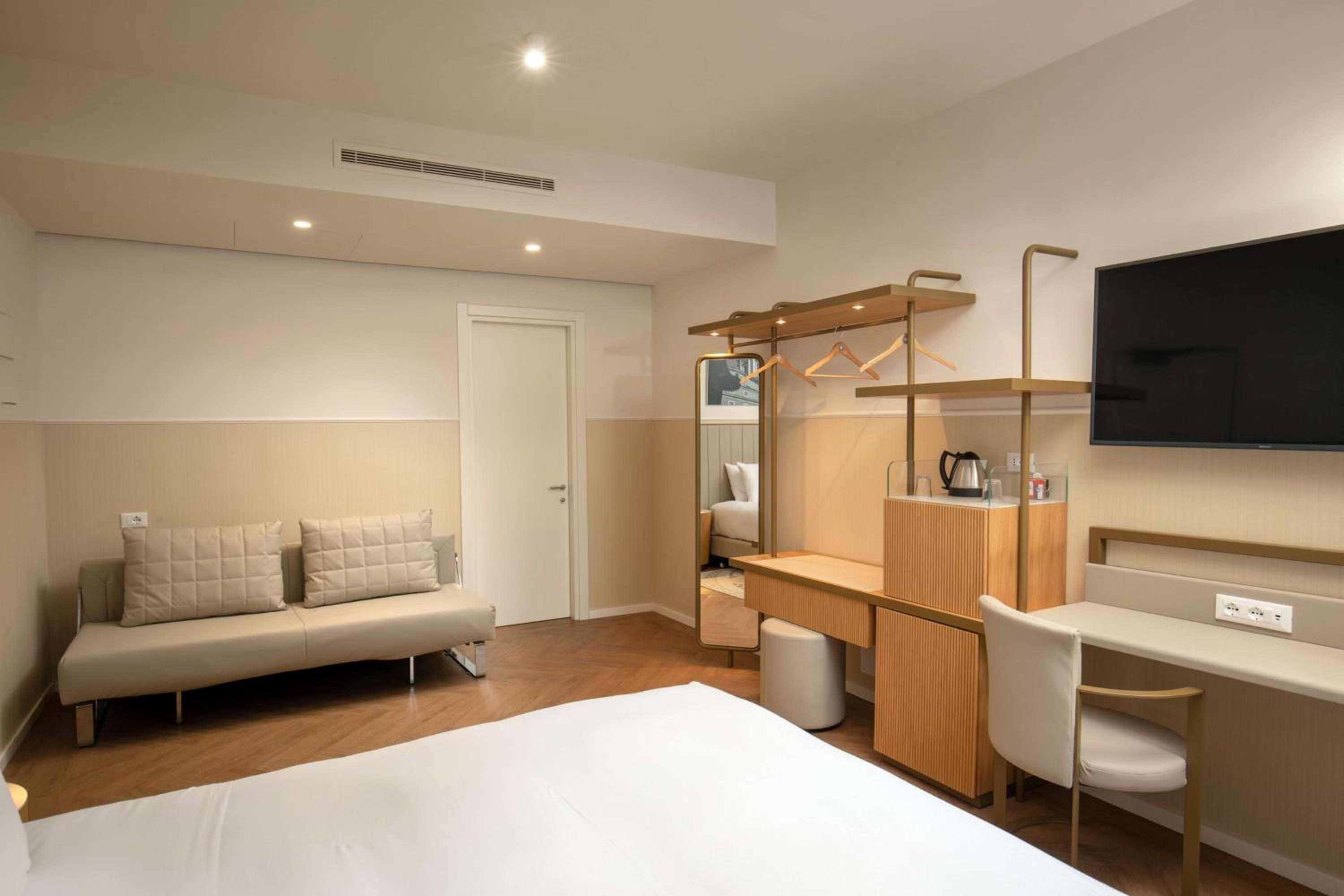 Superior King Room with Sofa Bed thumbnail 6