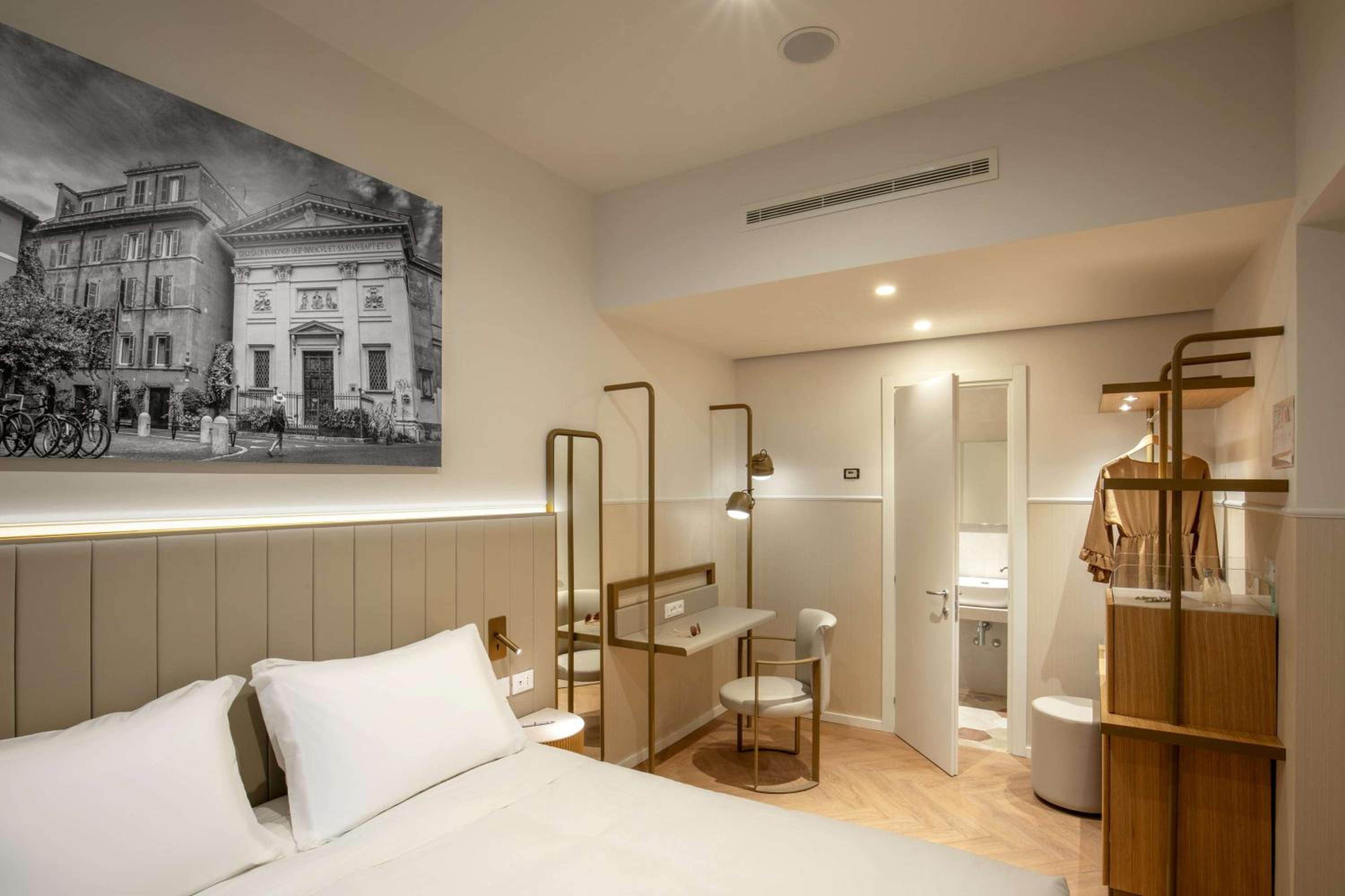 Superior King Room thumbnail 6