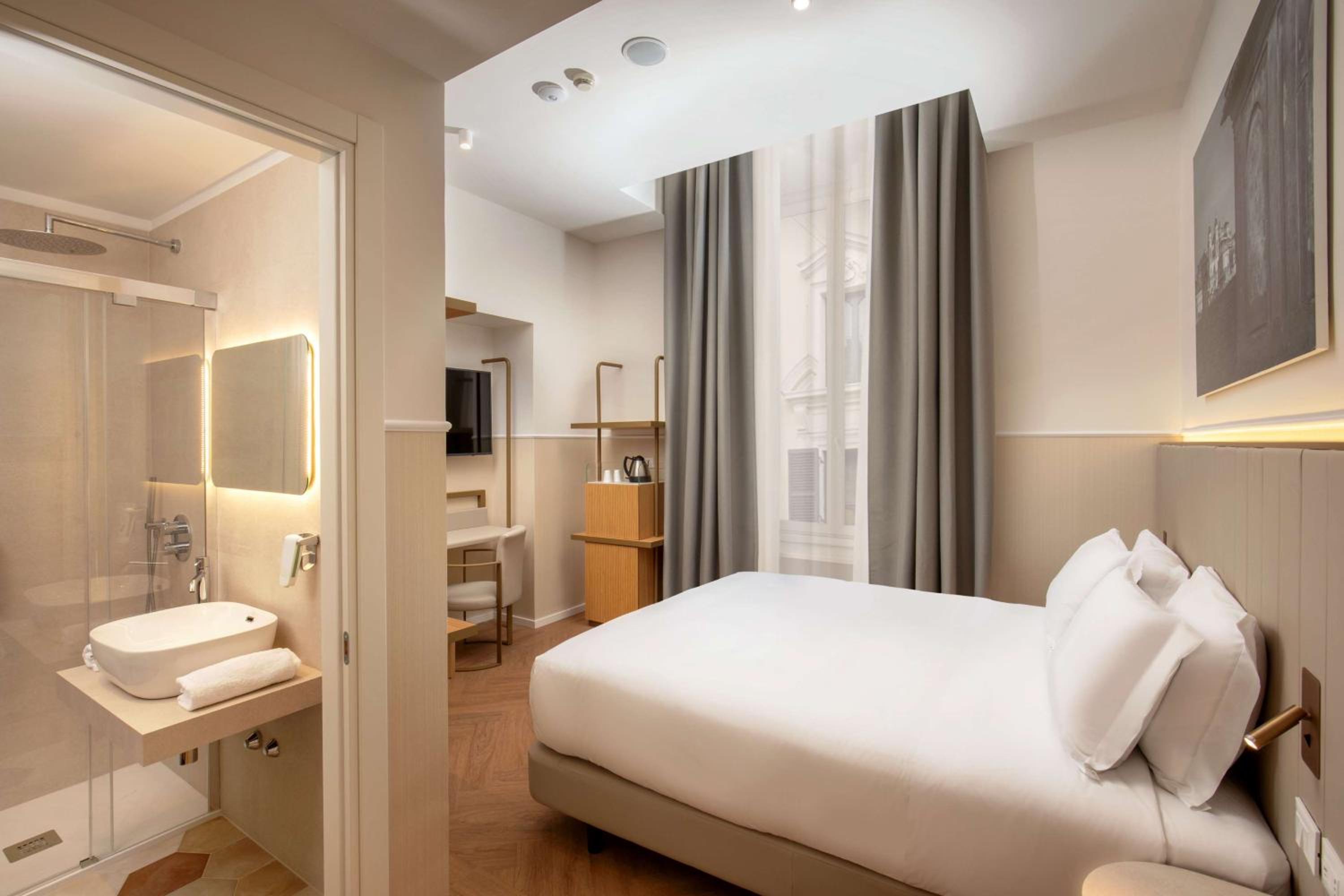 Superior King Room thumbnail 5