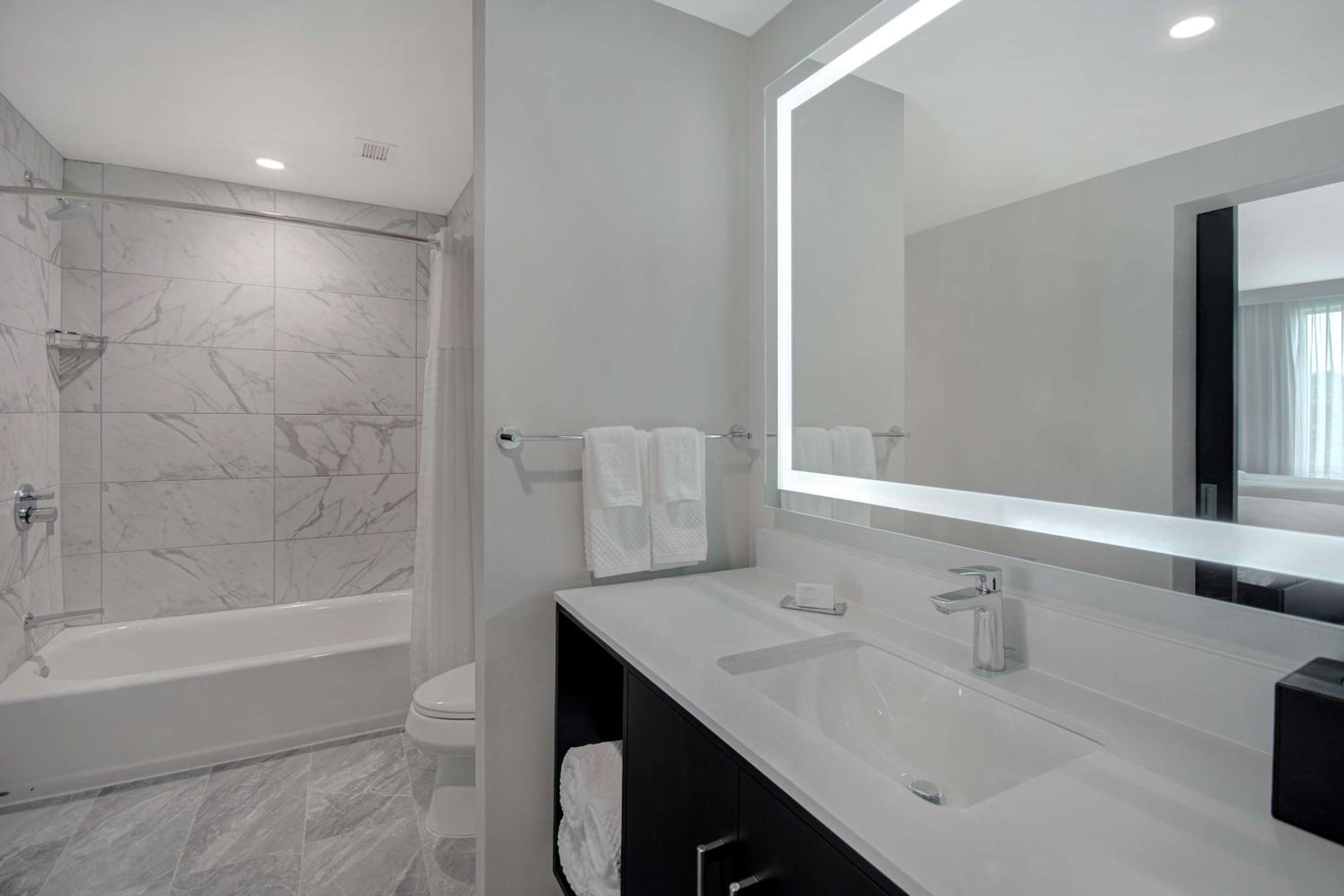 Two-Room Queen Suite with Two Queen Beds - Photo 3