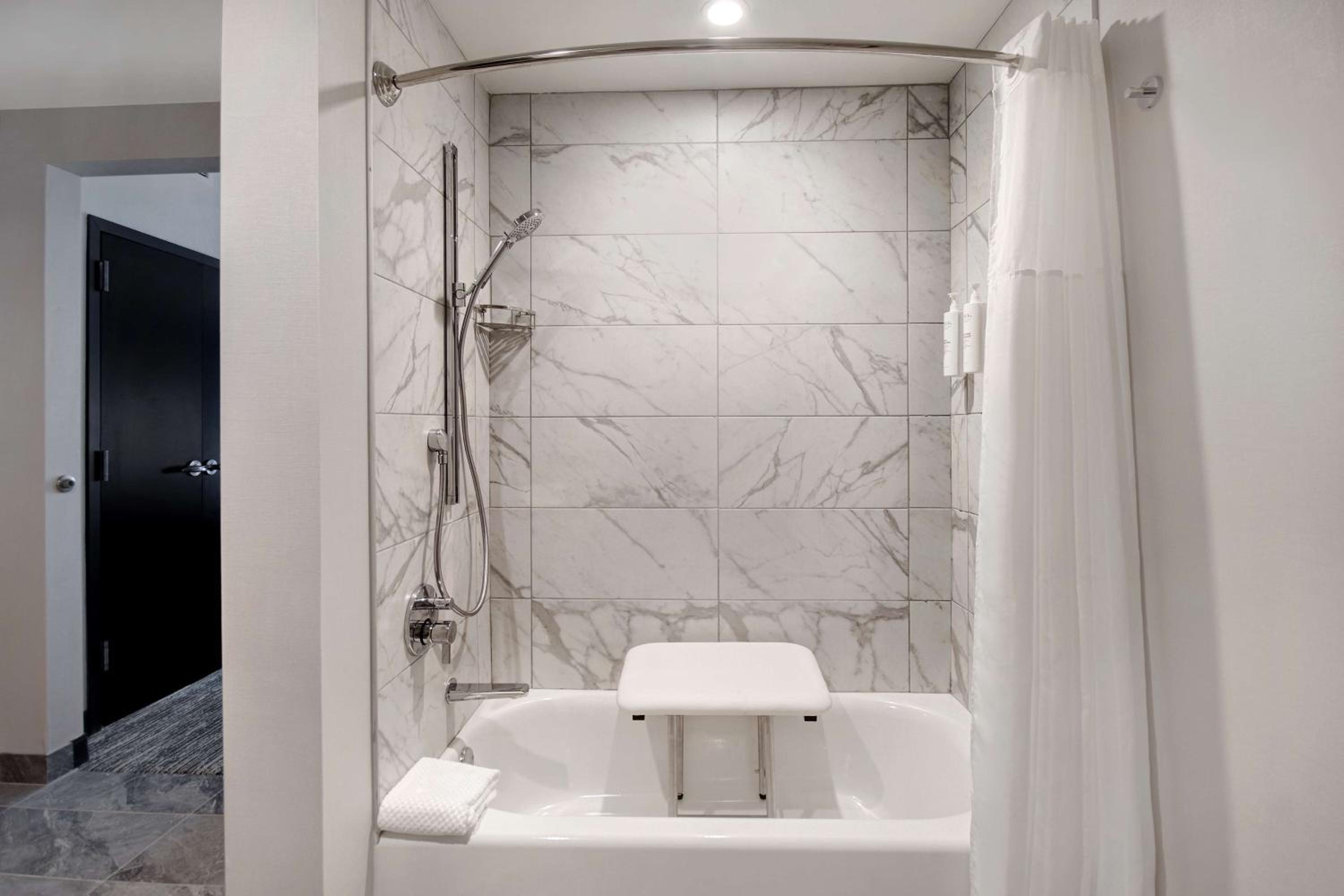 Two-Room Queen Suite with Two Queen Beds - Photo 4