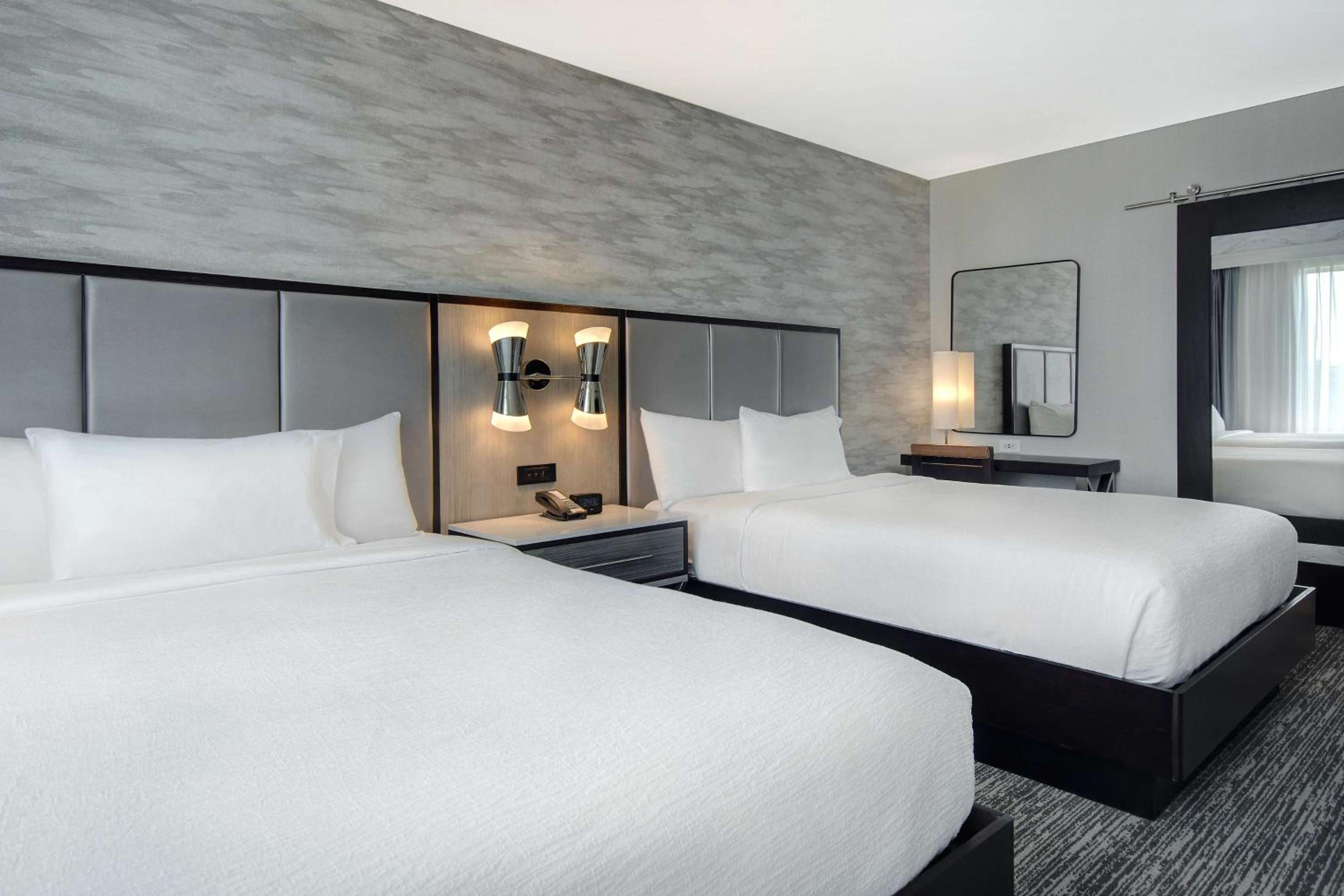 Two-Room Queen Suite with Two Queen Beds - Photo 5