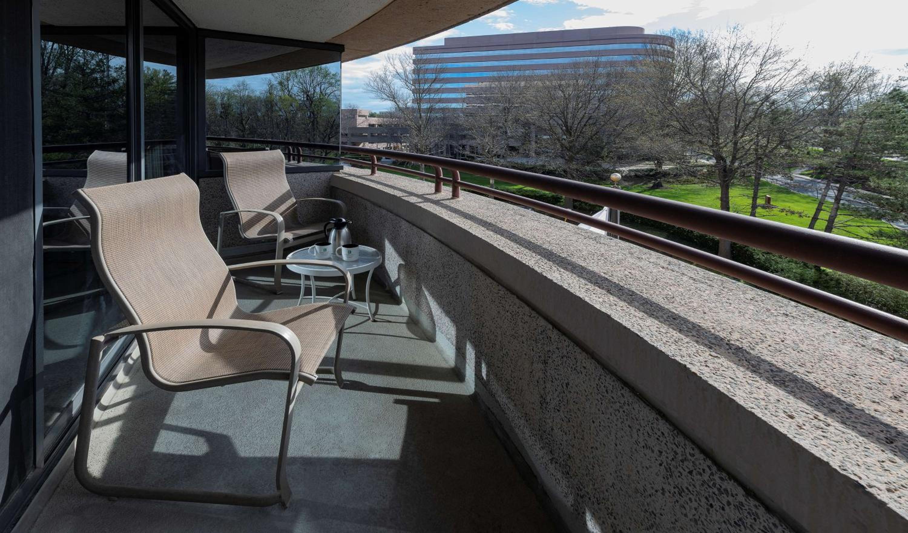 Corner King Suite - Photo 2