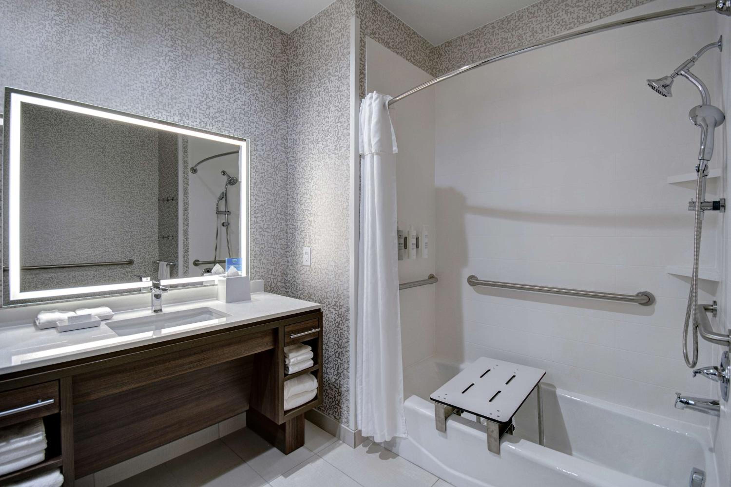 Queen Studio Suite - Mobility/Hearing Accessible  photo 3