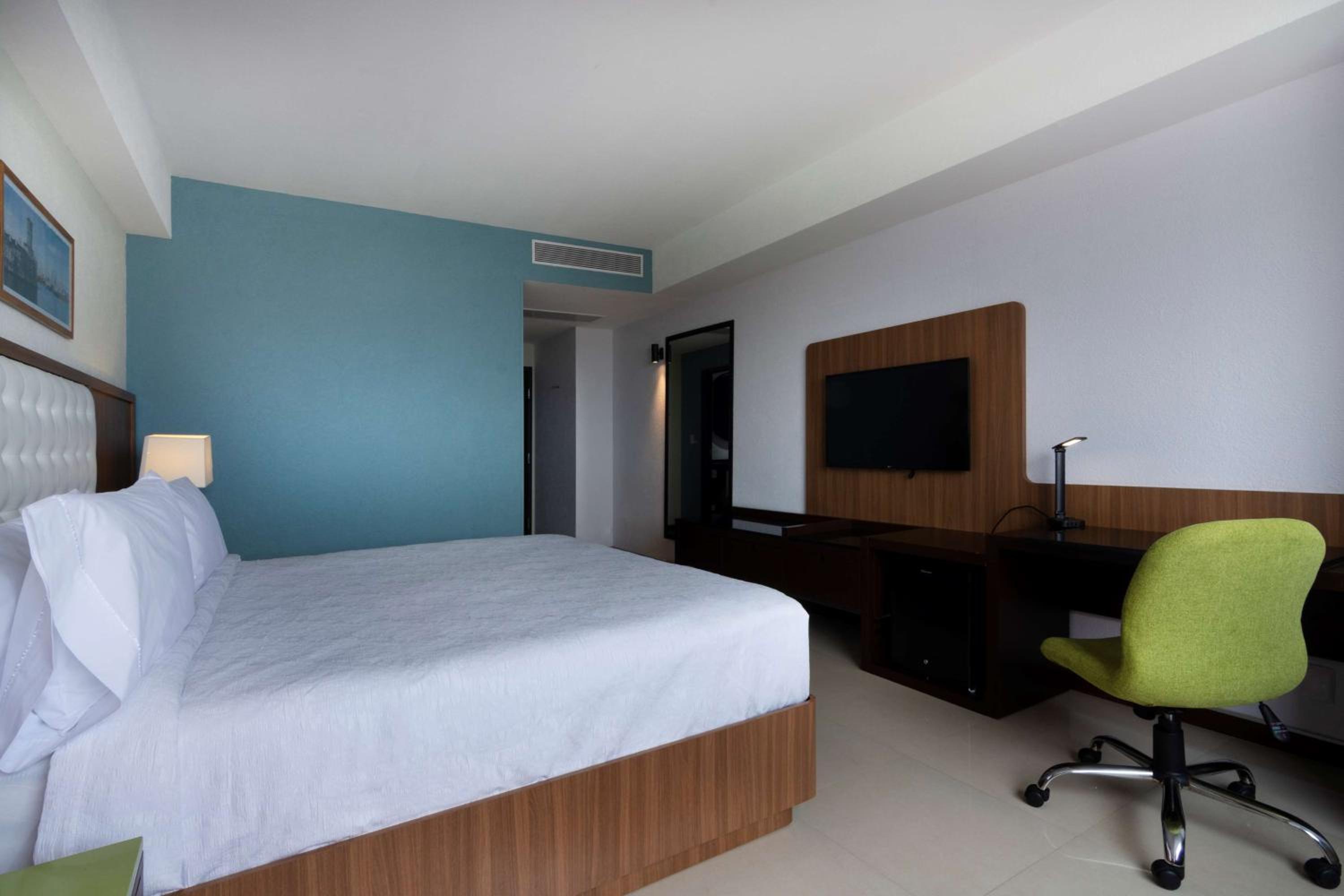 King Room - Non-Smoking - Photo 1