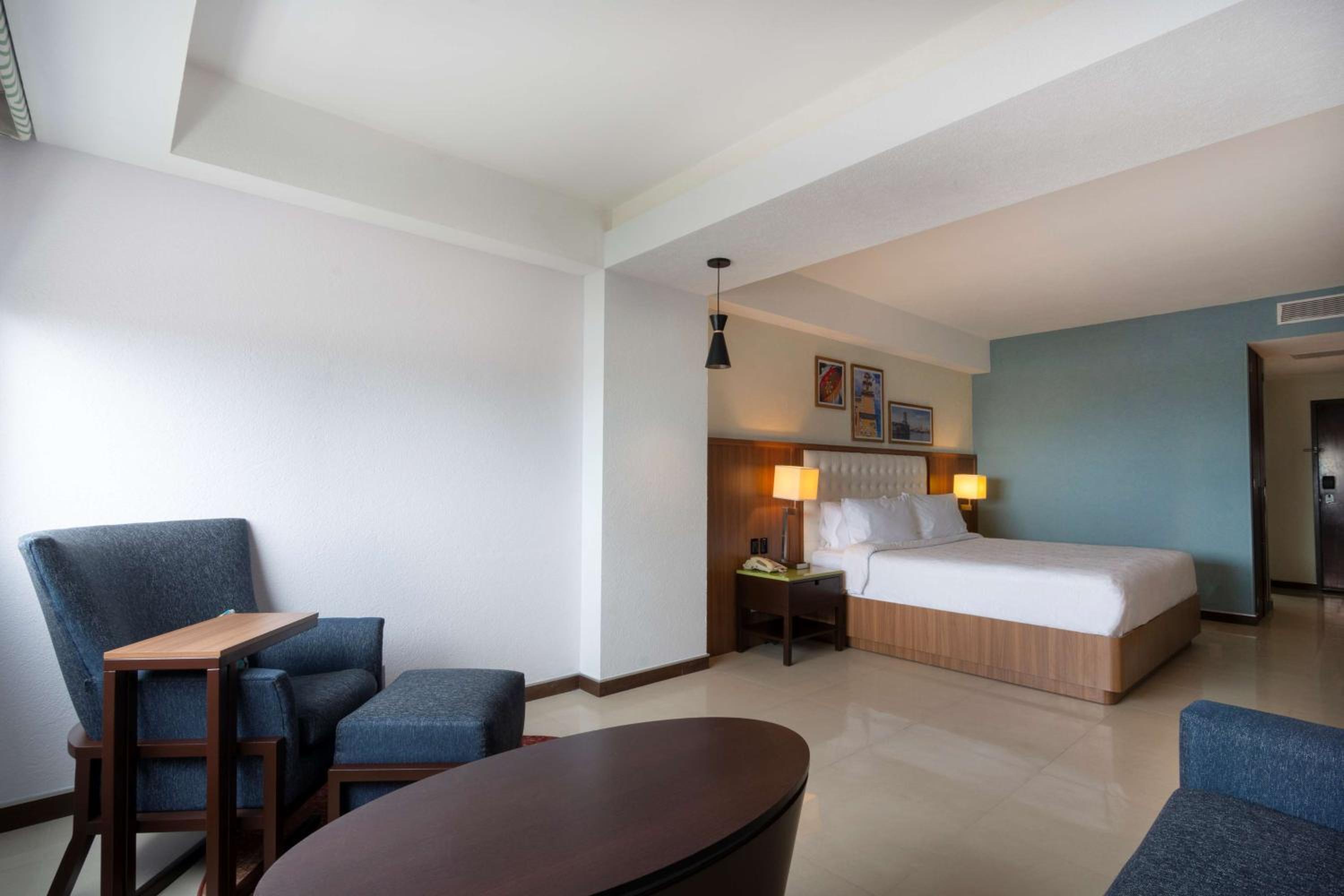 King Room with Sofa Bed - Non-Smoking - Photo 9
