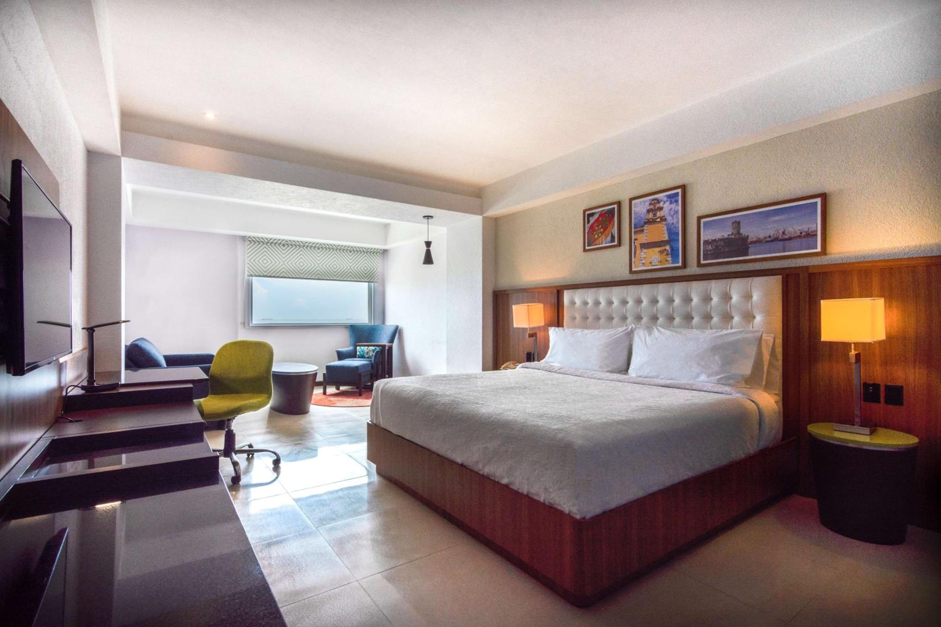King Room with Sofa Bed - Non-Smoking - Photo 8
