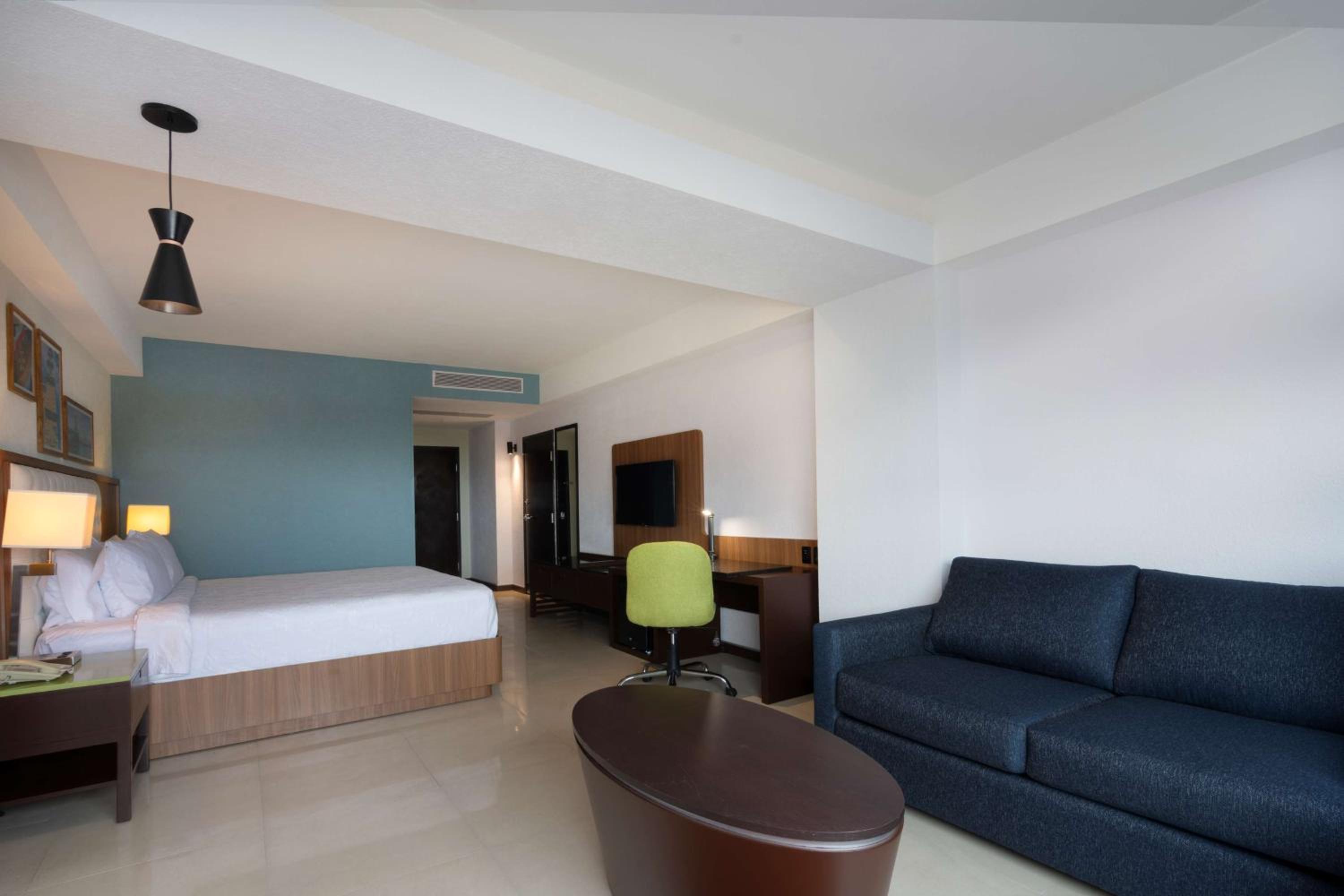 King Room with Sofa Bed - Non-Smoking - Photo 7