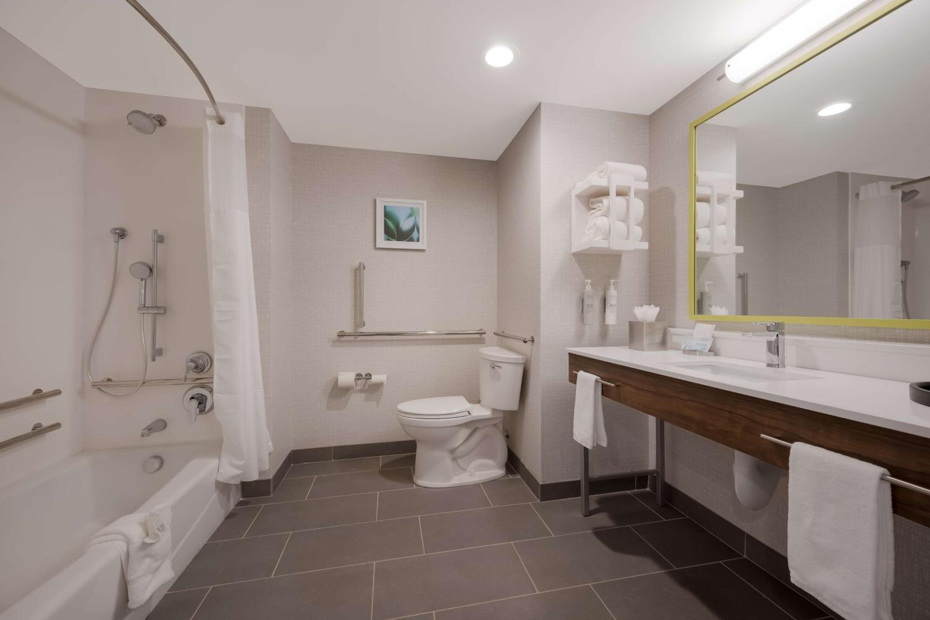 King Room with Tub - Mobility Access - Photo 2