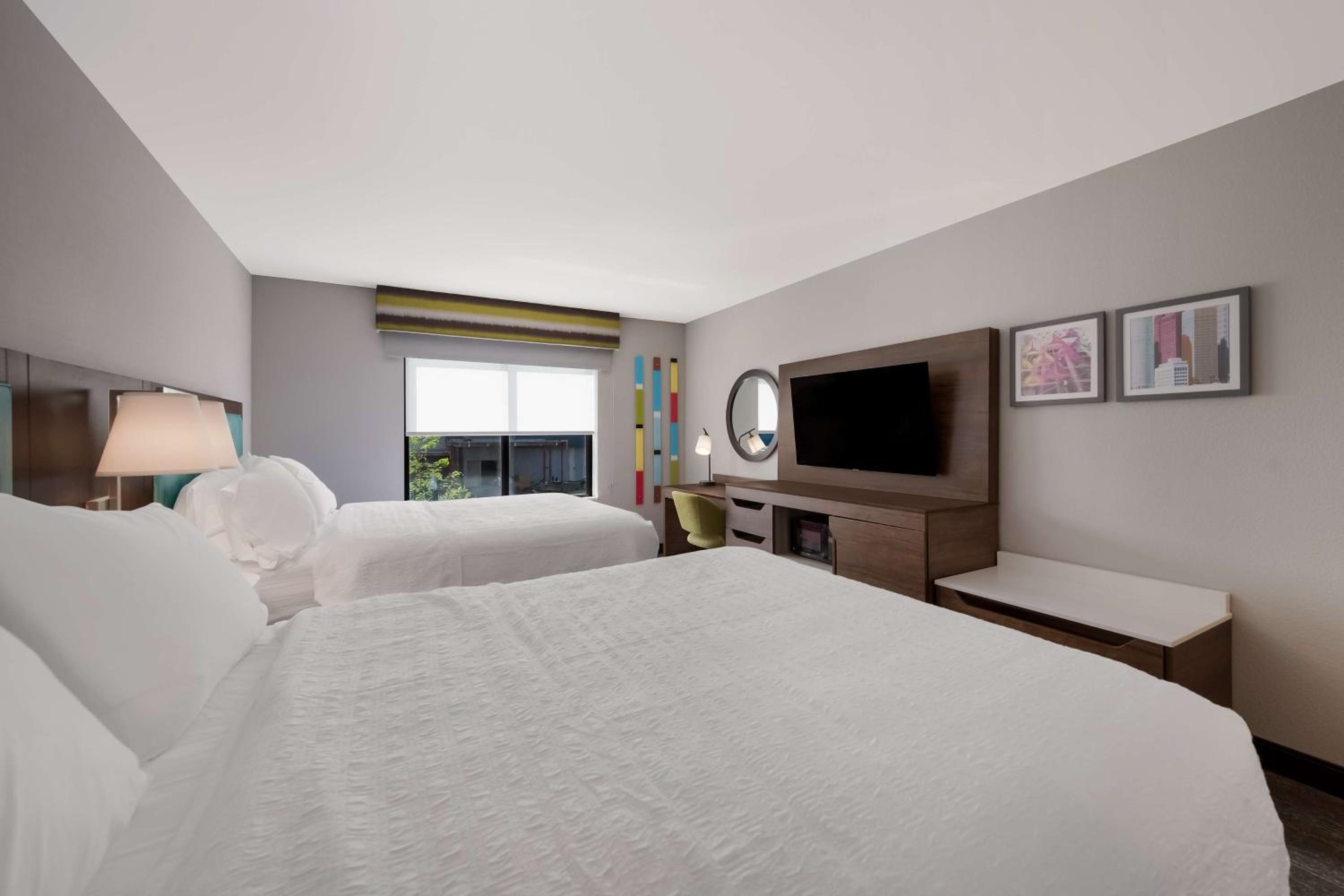 Queen Room with Two Queen Beds - Non-Smoking - Photo 2