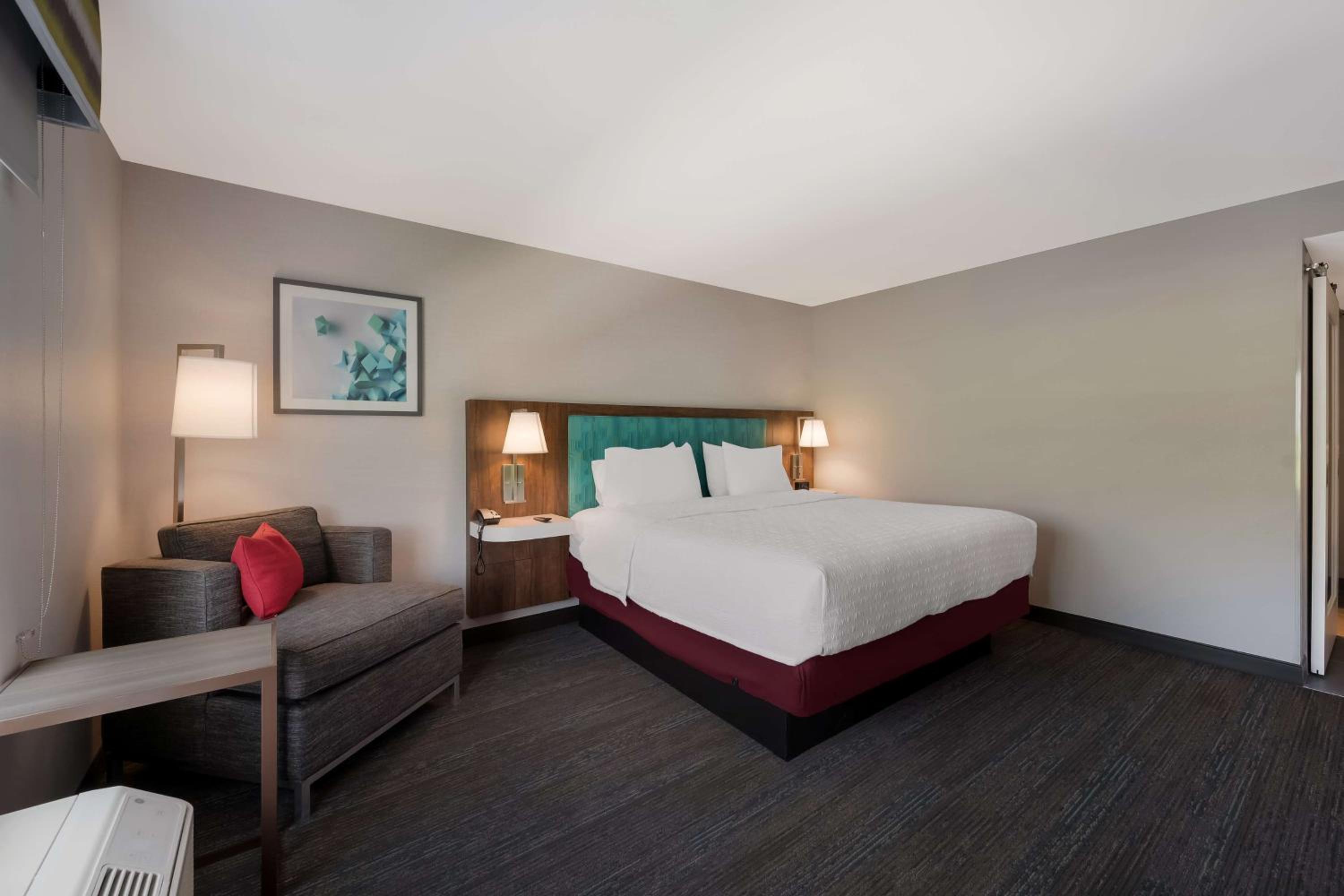 King Room - Non-Smoking - Photo 2