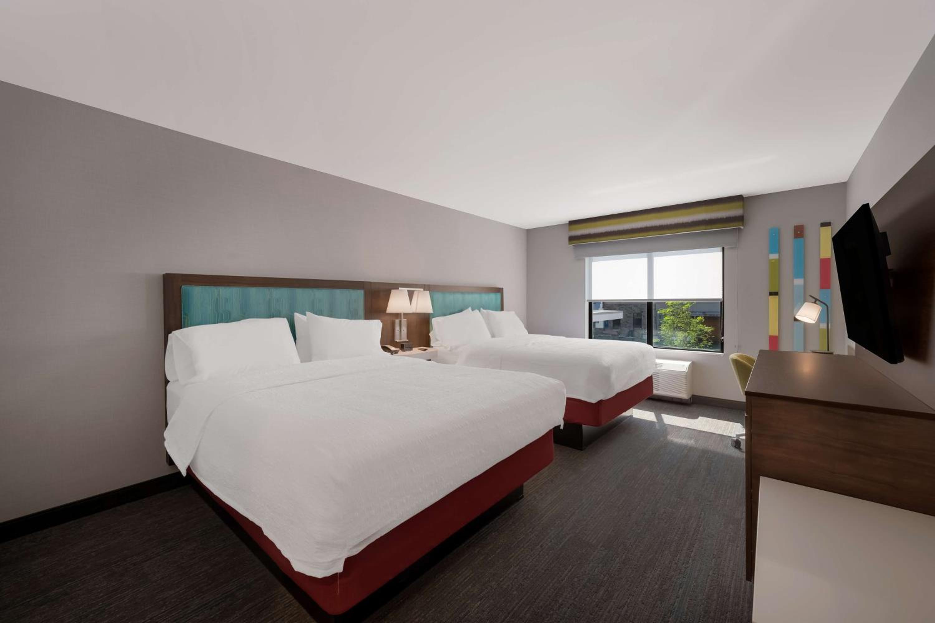 Queen Room with Two Queen Beds - Non-Smoking - Photo 3