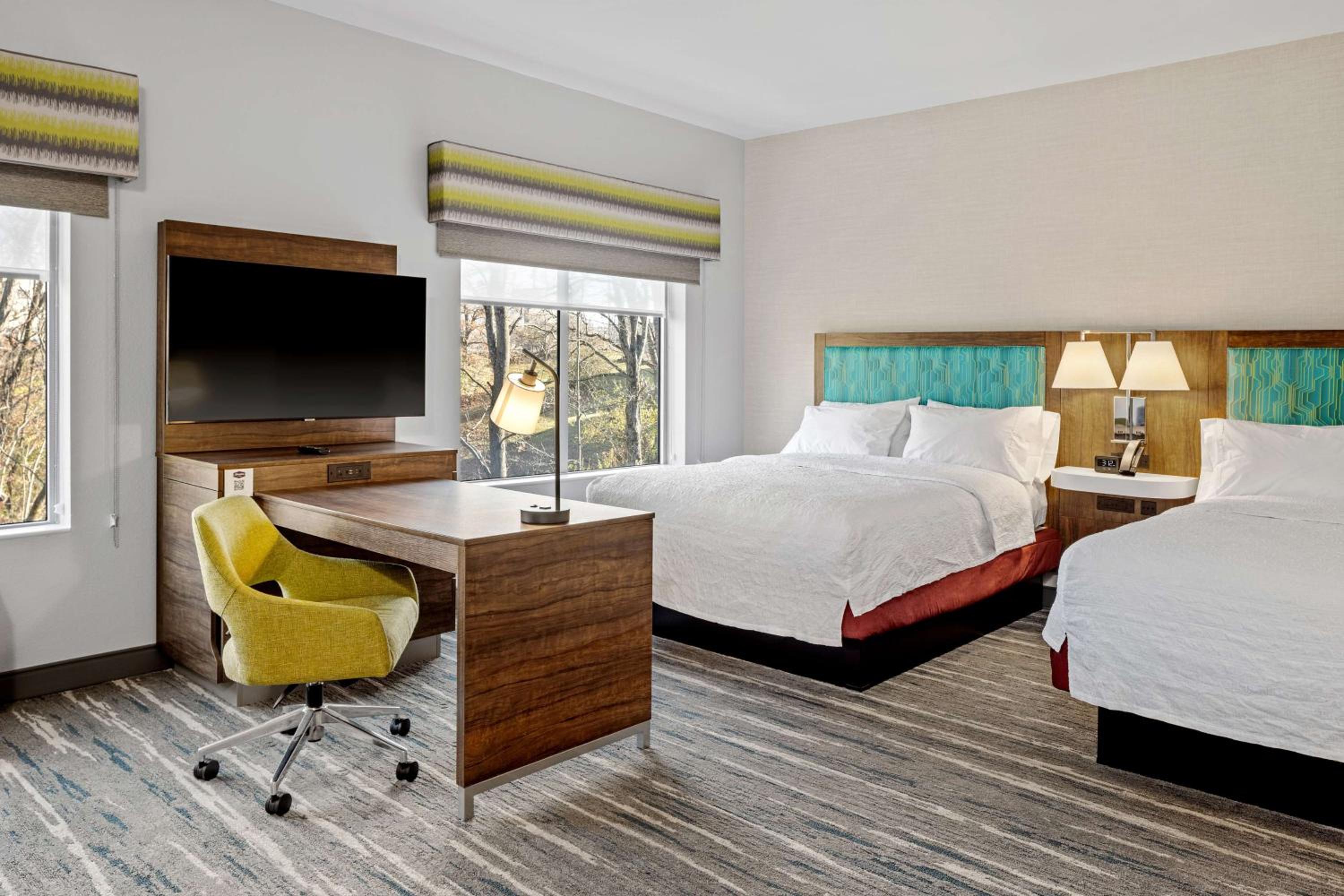 Queen Studio Suite with Two Queen Beds - Photo 4