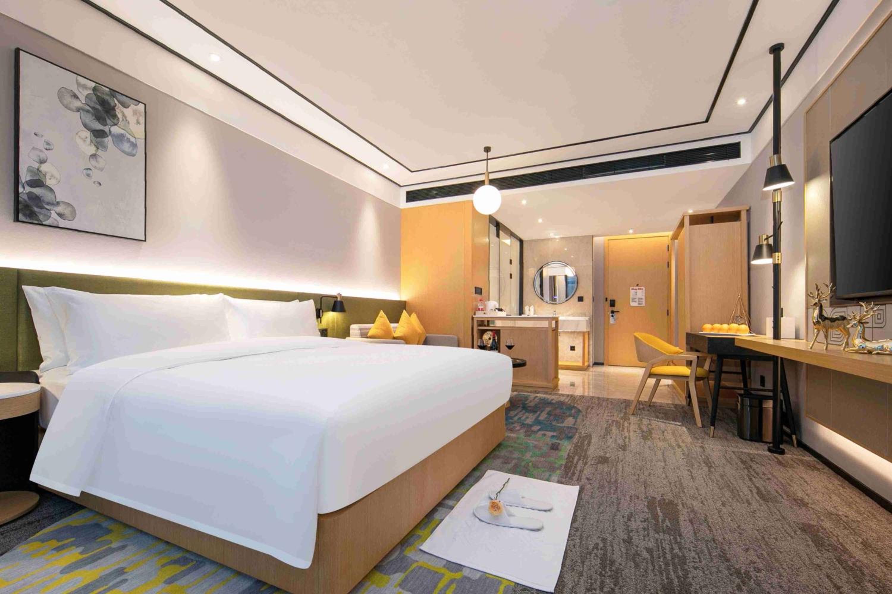 Deluxe King Room - Photo 3