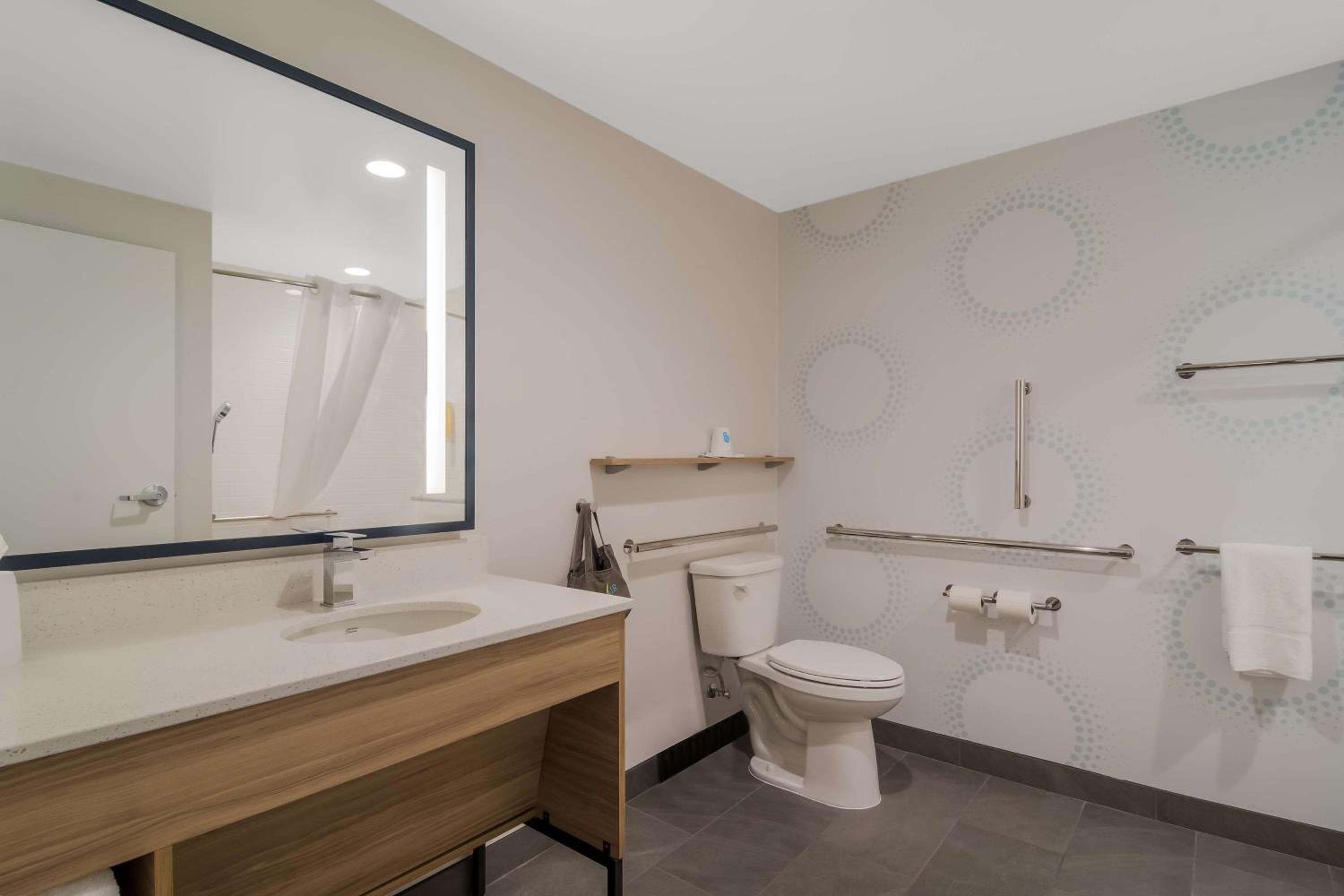 Queen Room with Two Queen Beds - Mobility Access - Photo 5