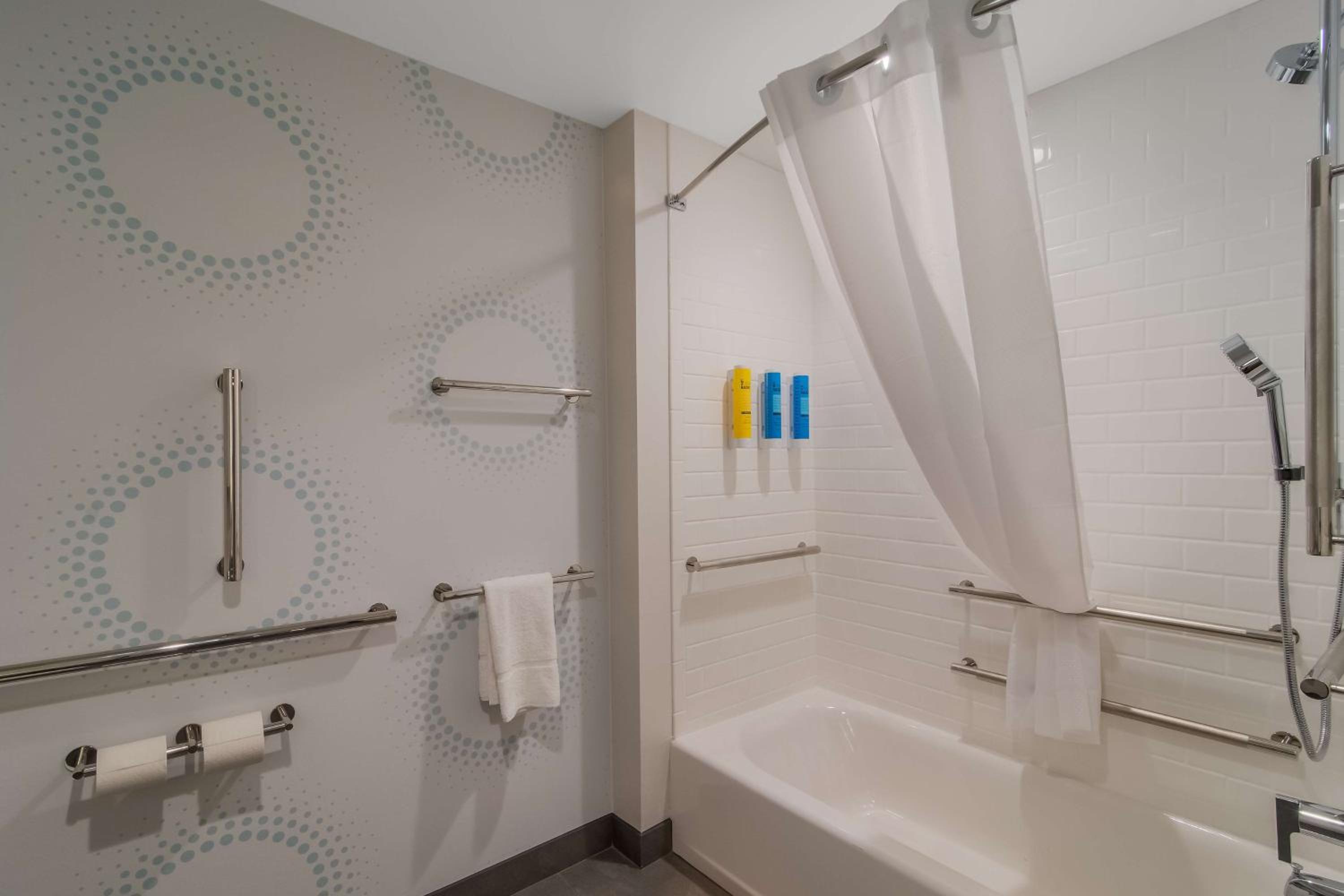 Queen Room with Two Queen Beds - Mobility Access - Photo 3