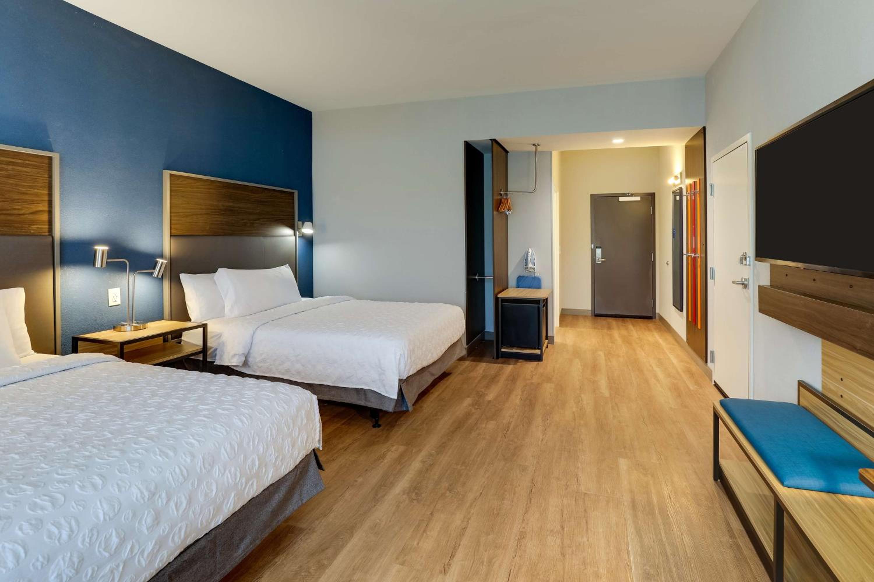 Queen Room with Two Queen Beds and Roll-In Shower - Mobility Access - Photo 3