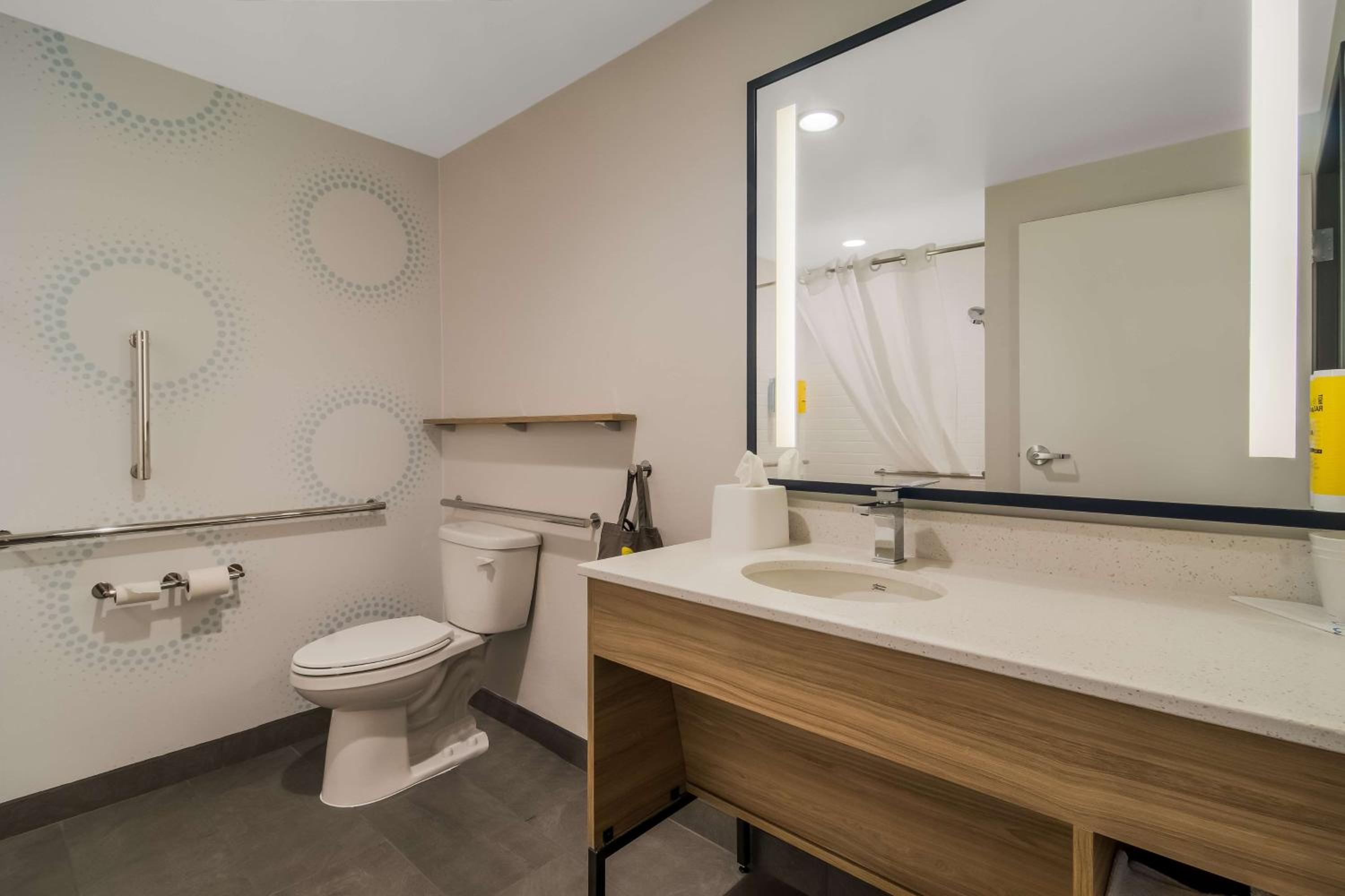 Queen Room with Two Queen Beds - Mobility Access - Photo 4