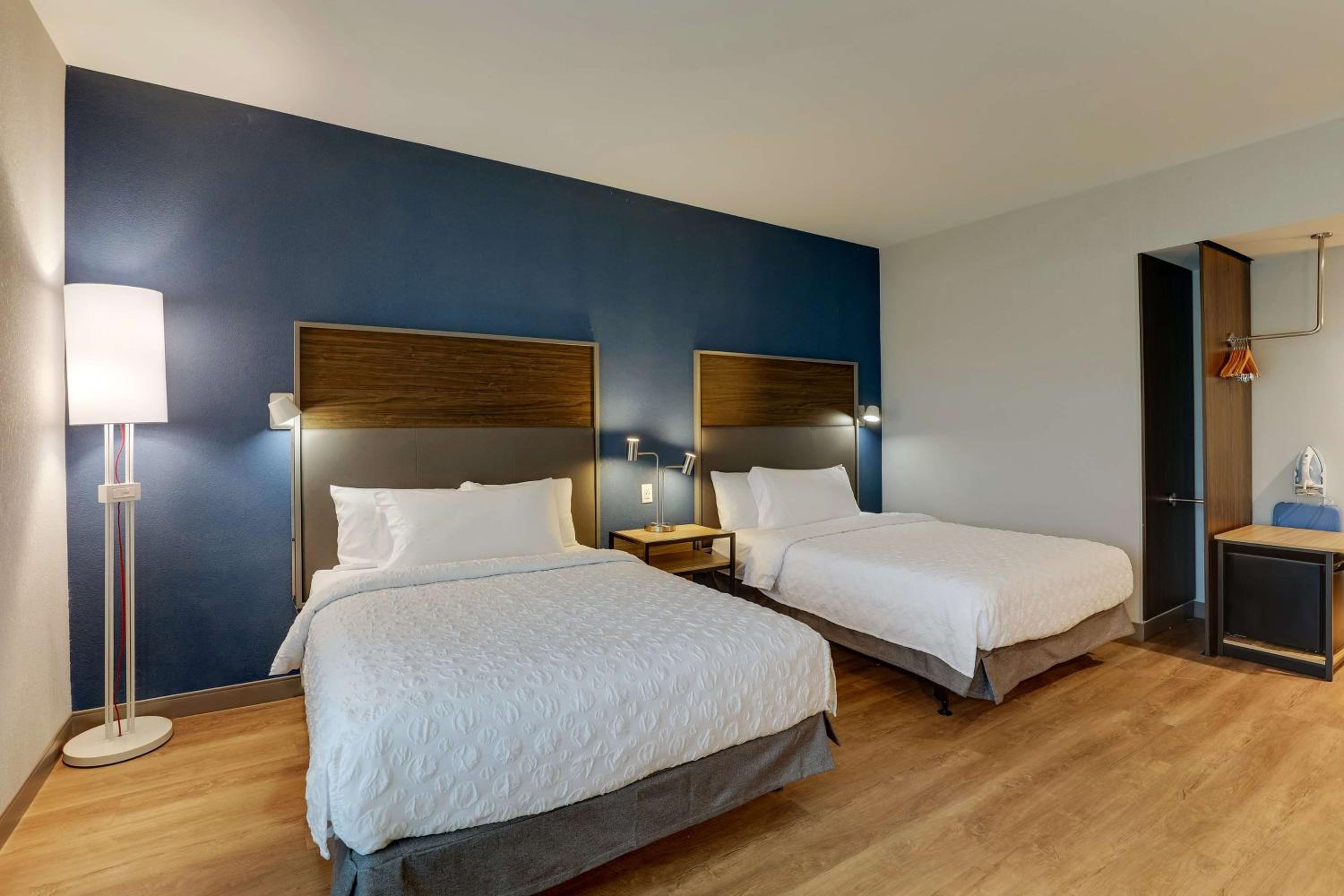 Queen Room with Two Queen Beds and Roll-In Shower - Mobility Access - Photo 4