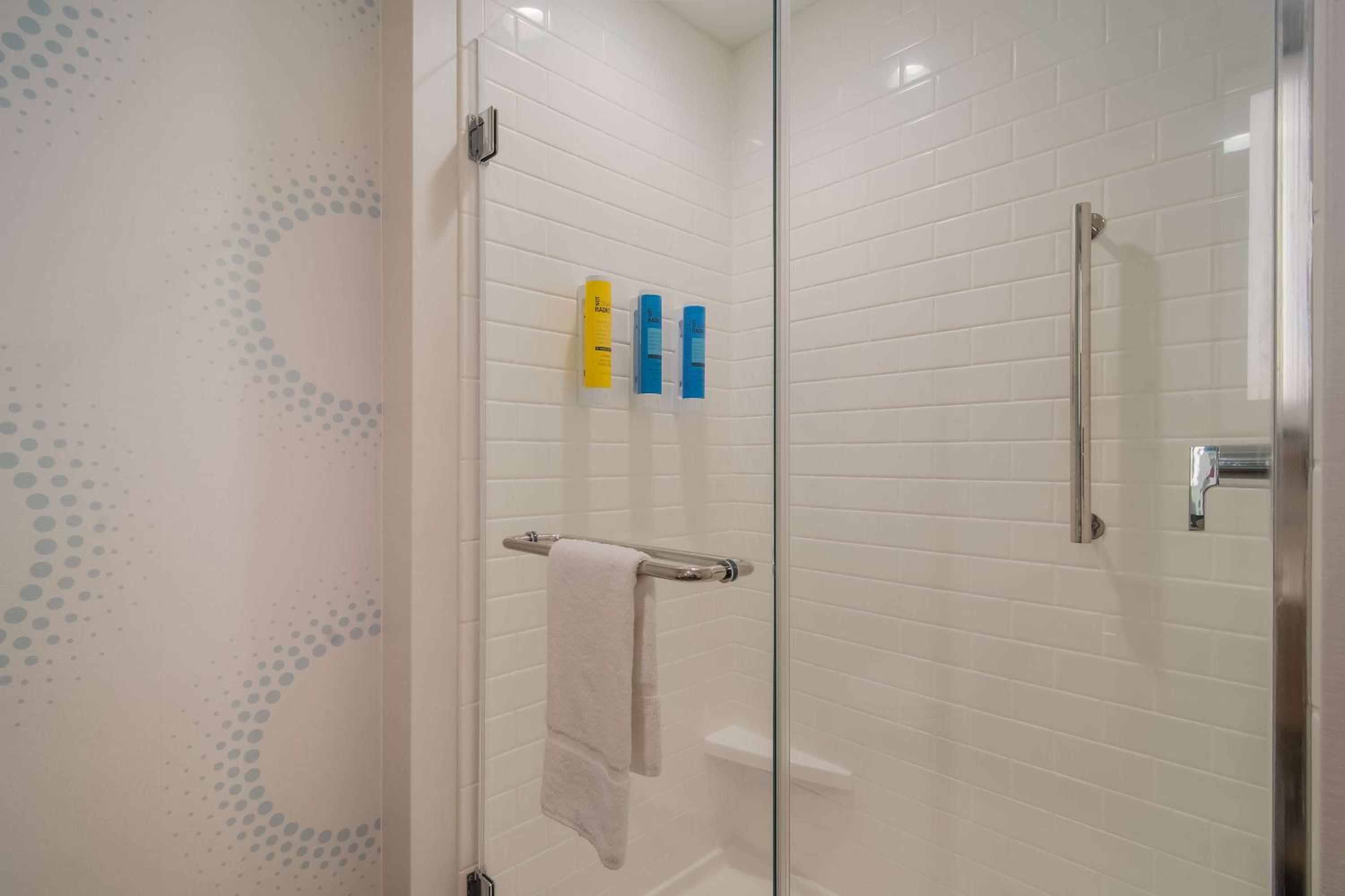 King Room with Walk-In Shower - Photo 3