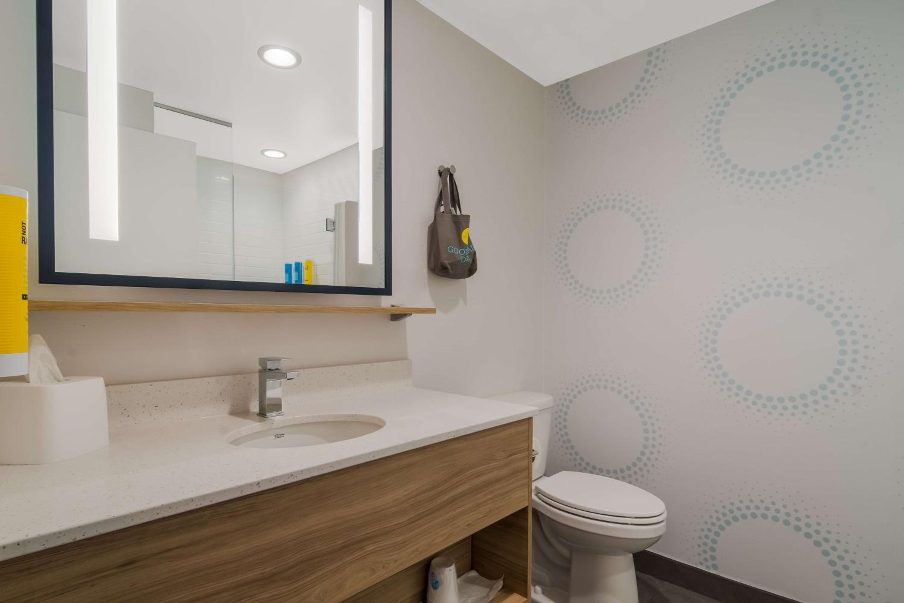 King Room with Walk-In Shower - Photo 4