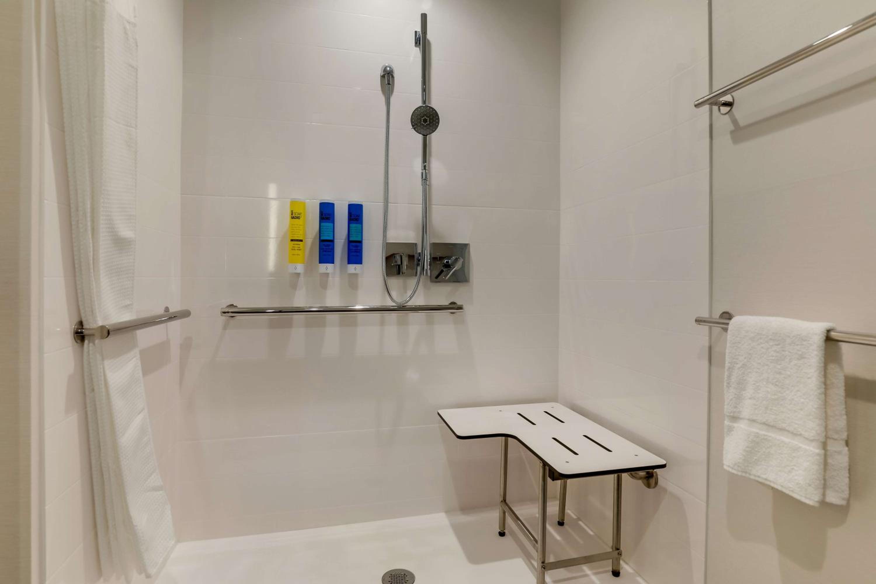Queen Room with Two Queen Beds and Roll-In Shower - Mobility Access - Photo 6