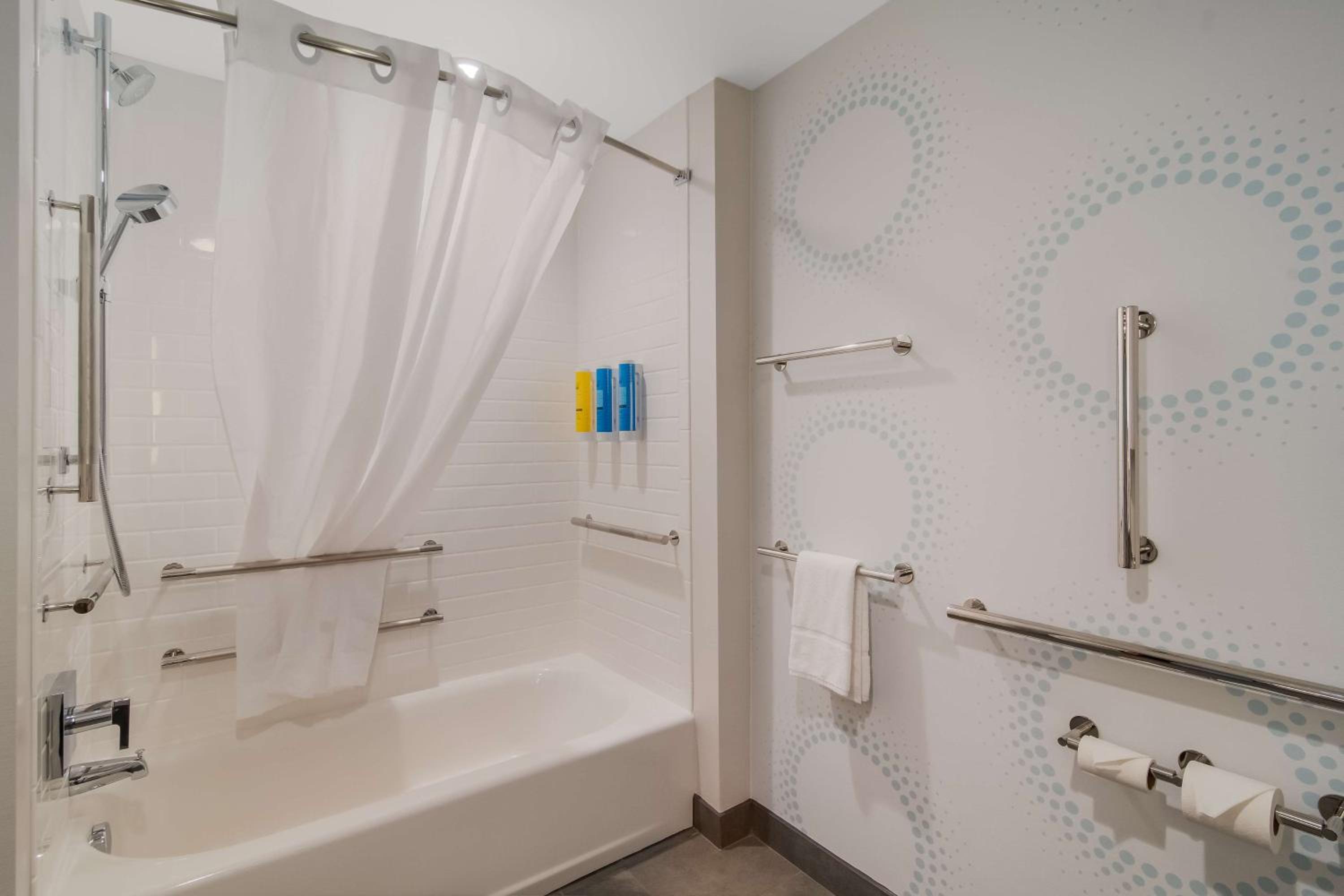 Queen Room with Two Queen Beds - Mobility Access - Photo 6