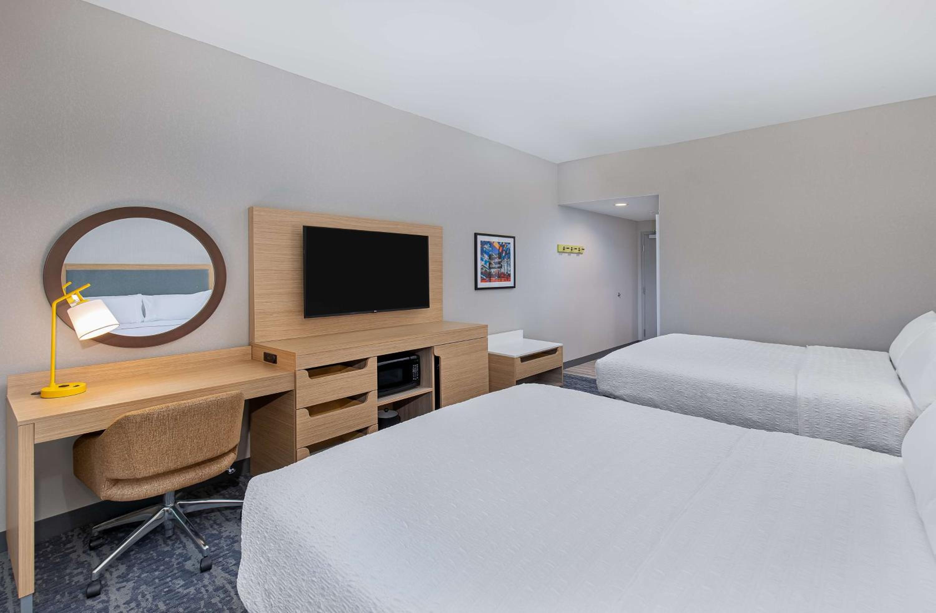 Queen Room with Two Queen Beds - Photo 3