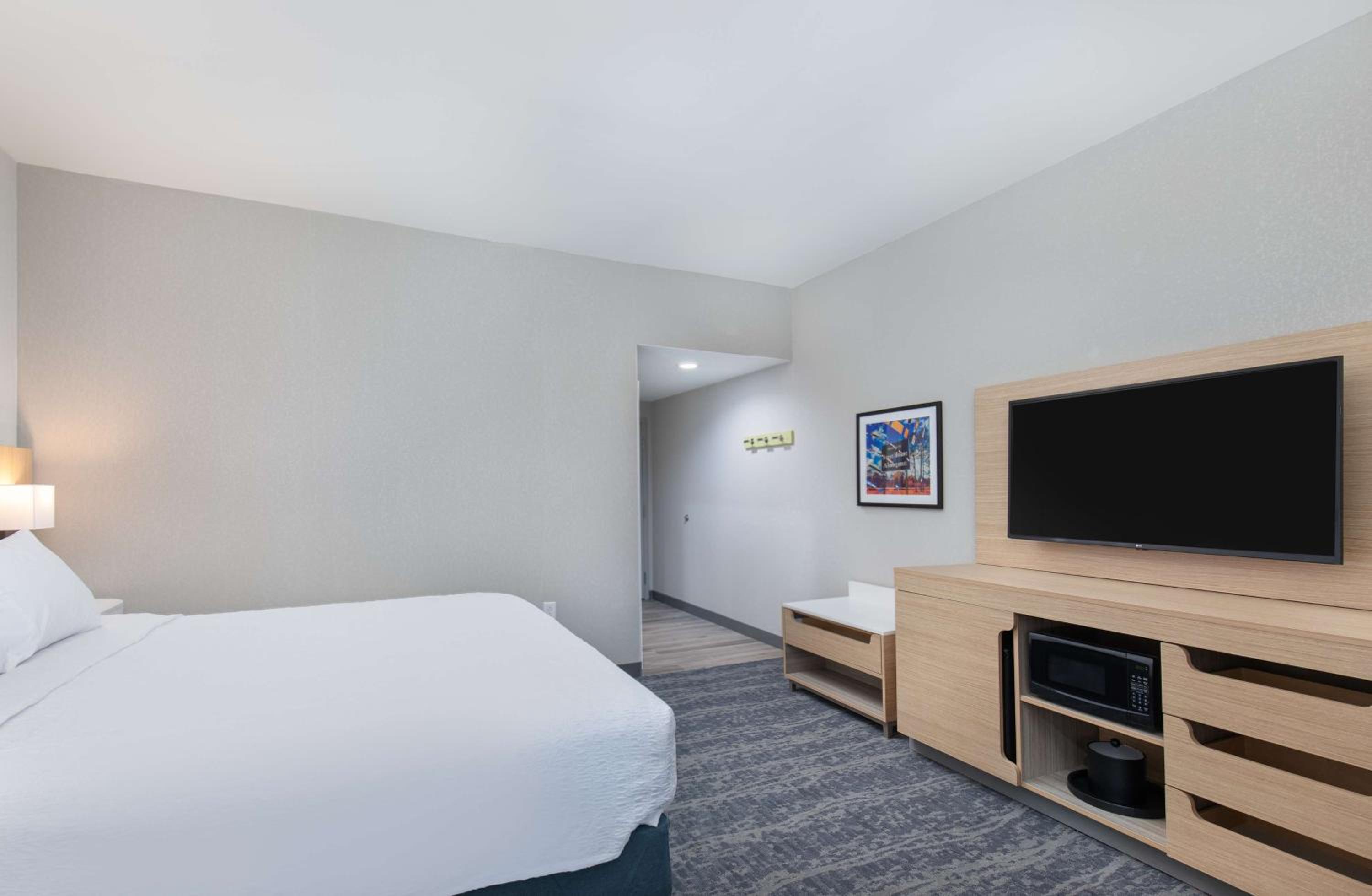 King Room with Microwave and Fridge - Photo 2